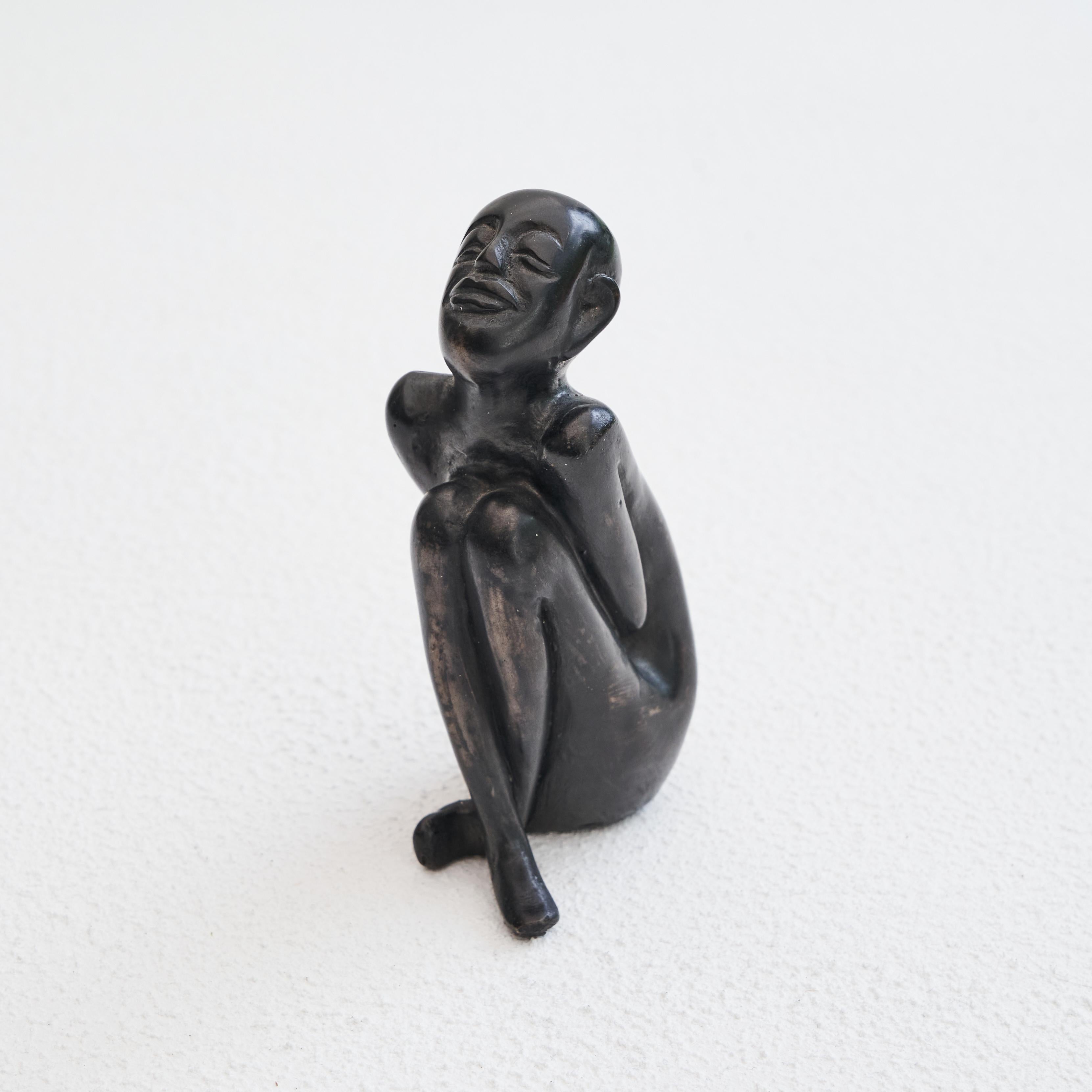 Fatto a mano Scultura in bronzo di un uomo seduto in vendita
