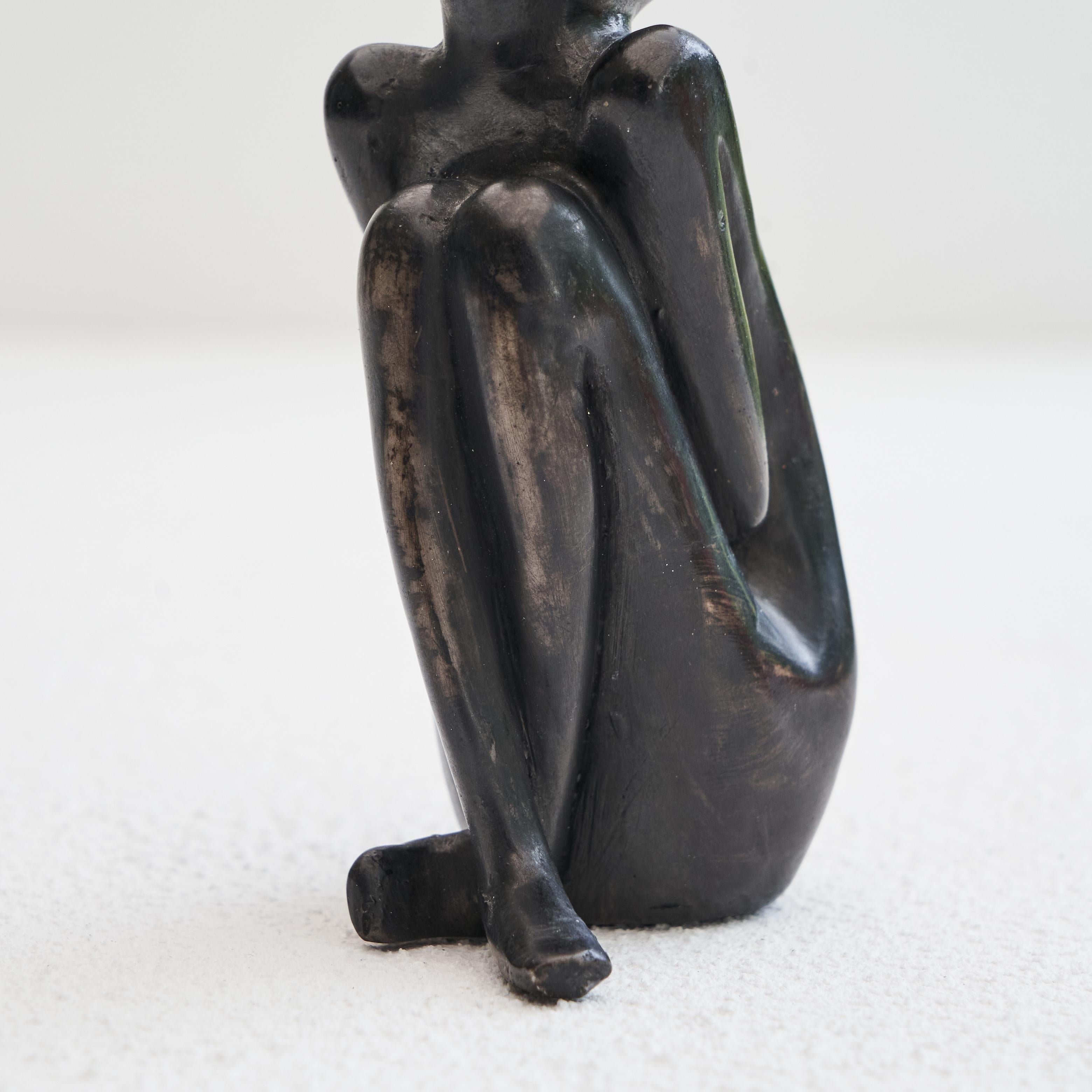 Scultura in bronzo di un uomo seduto in vendita 1
