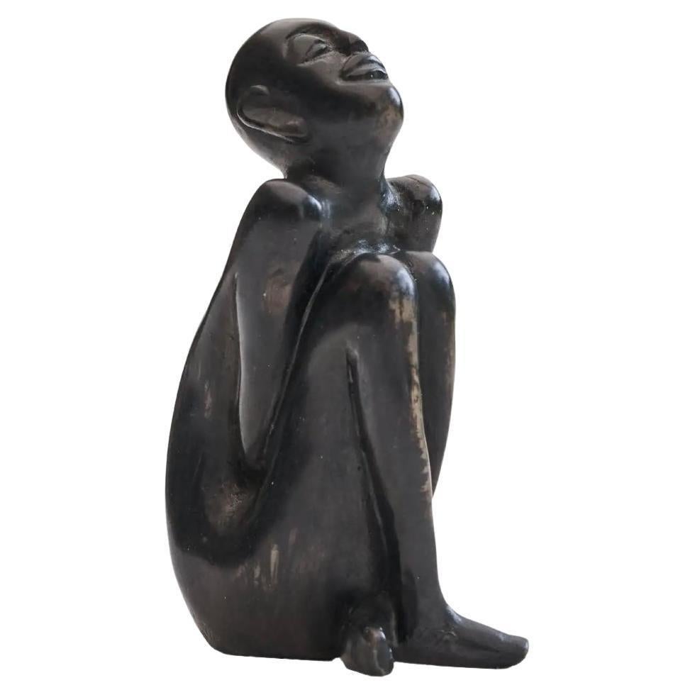 Sculpture en bronze d'un homme assis
