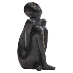 Sculpture en bronze d'un homme assis