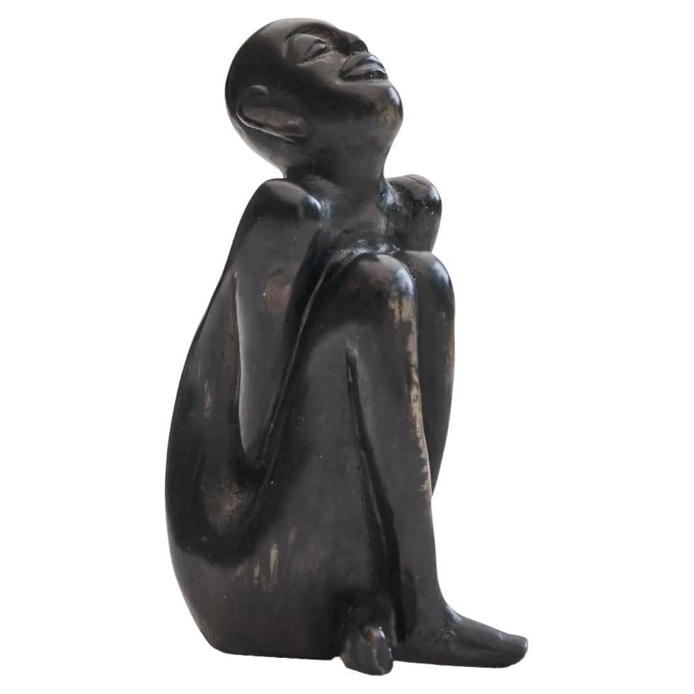 Sculpture en bronze d'un homme assis  en vente