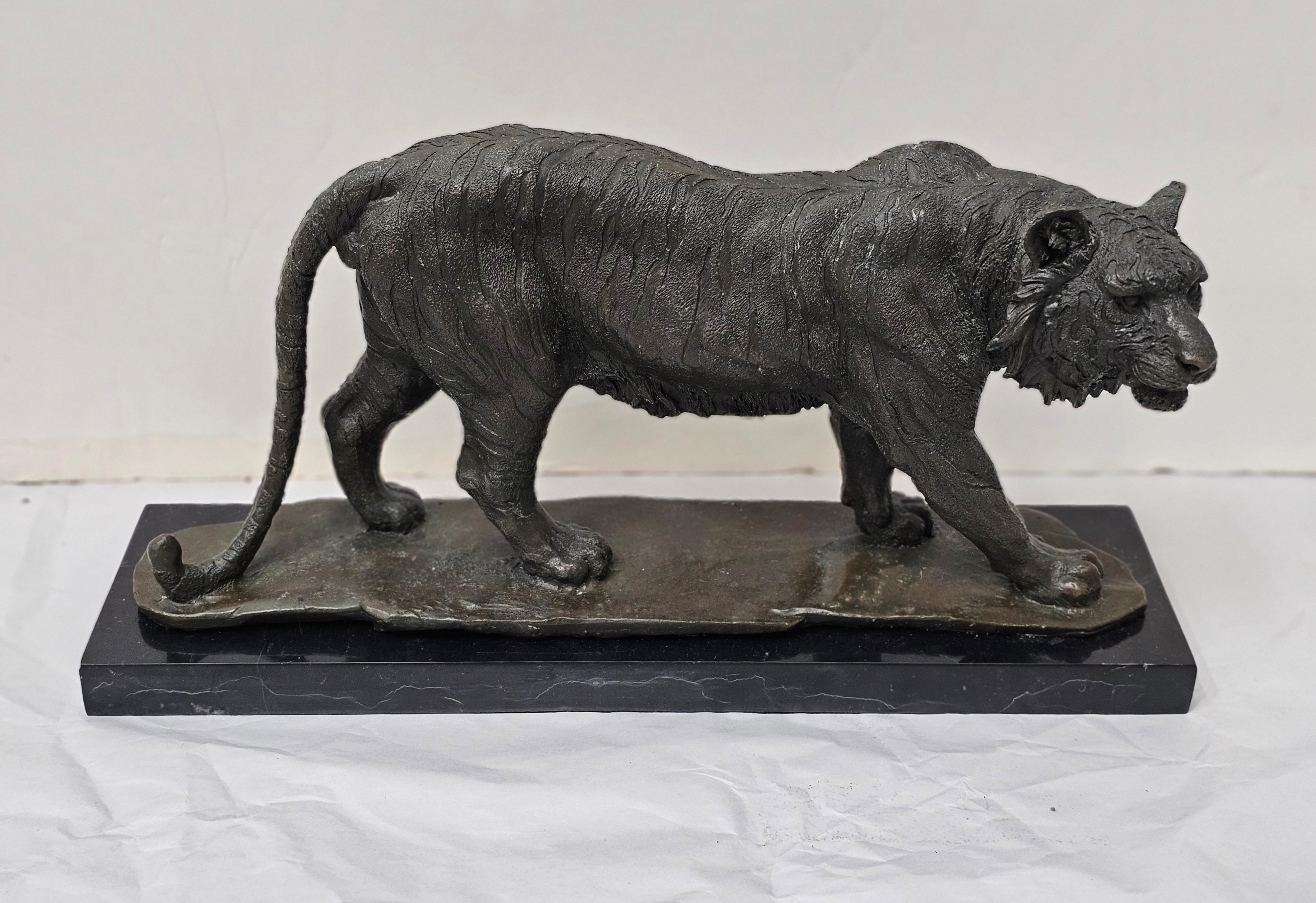 Scultura in bronzo raffigurante una tigre in caccia con patina marrone su un basamento in marmo screziato. Dettagli incredibili e realistici. Misura 18
