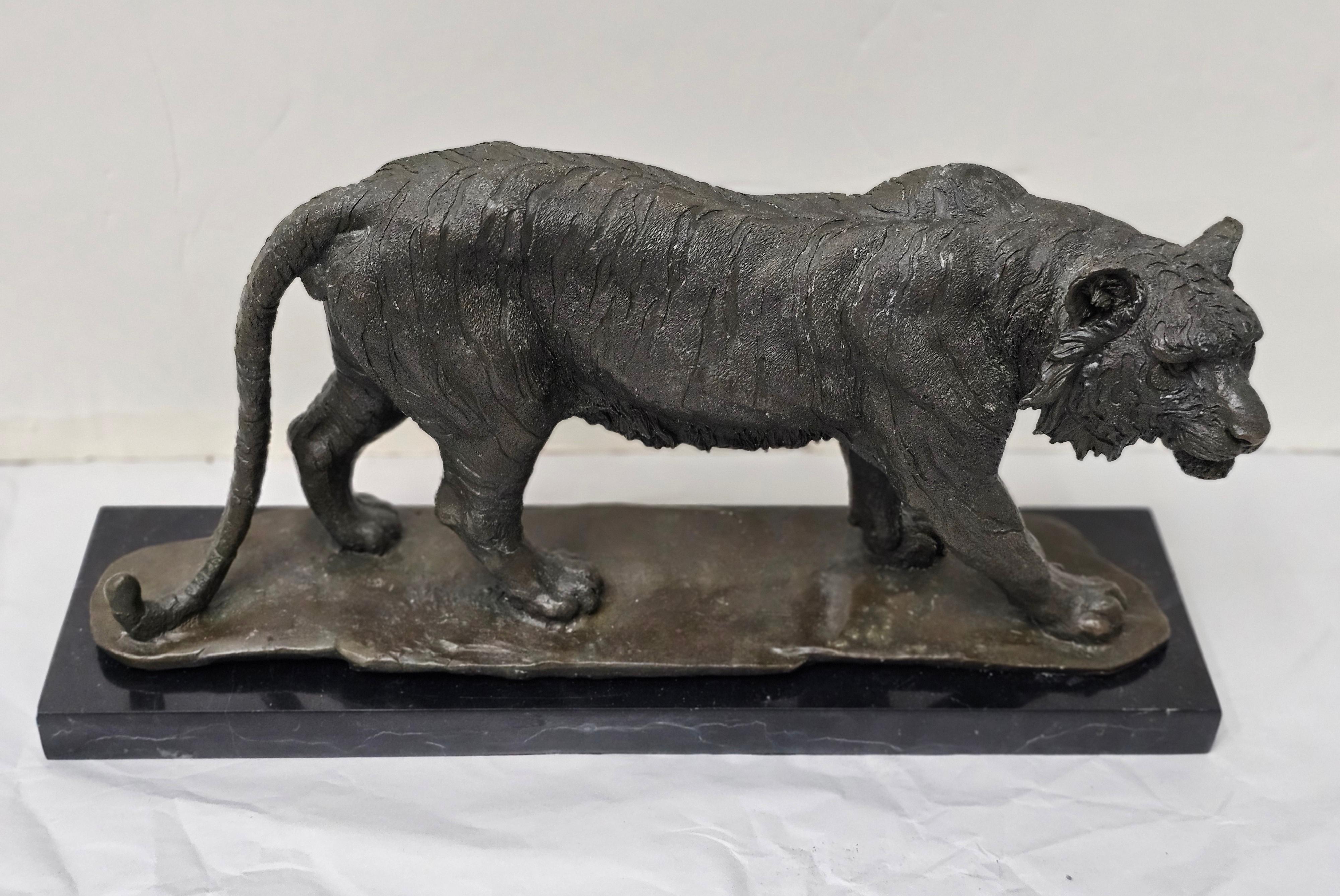 Neoclassico Scultura in bronzo di una tigre in caccia con patina marrone su un basamento in marmo screziato in vendita