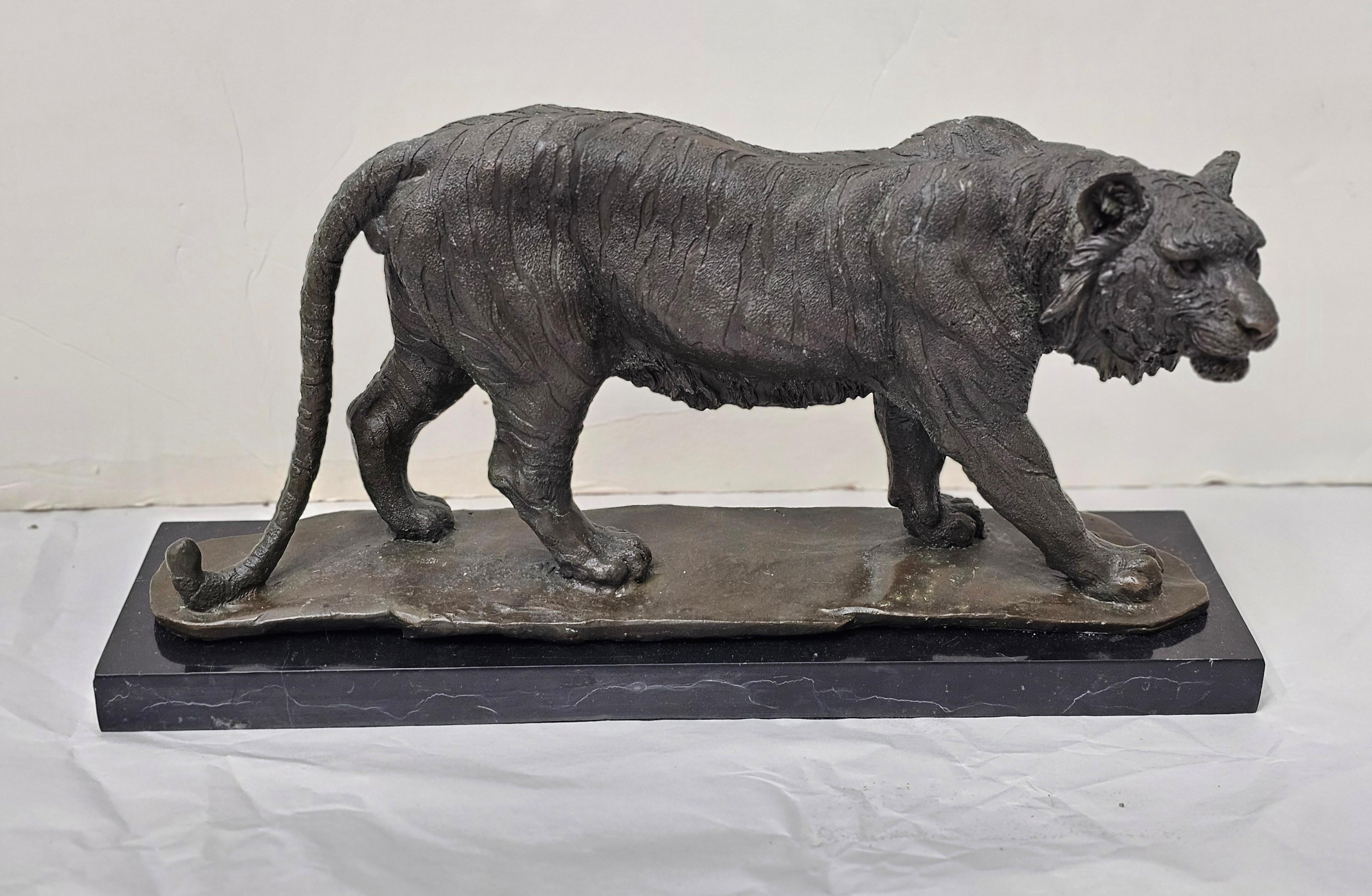 Sconosciuto Scultura in bronzo di una tigre in caccia con patina marrone su un basamento in marmo screziato in vendita