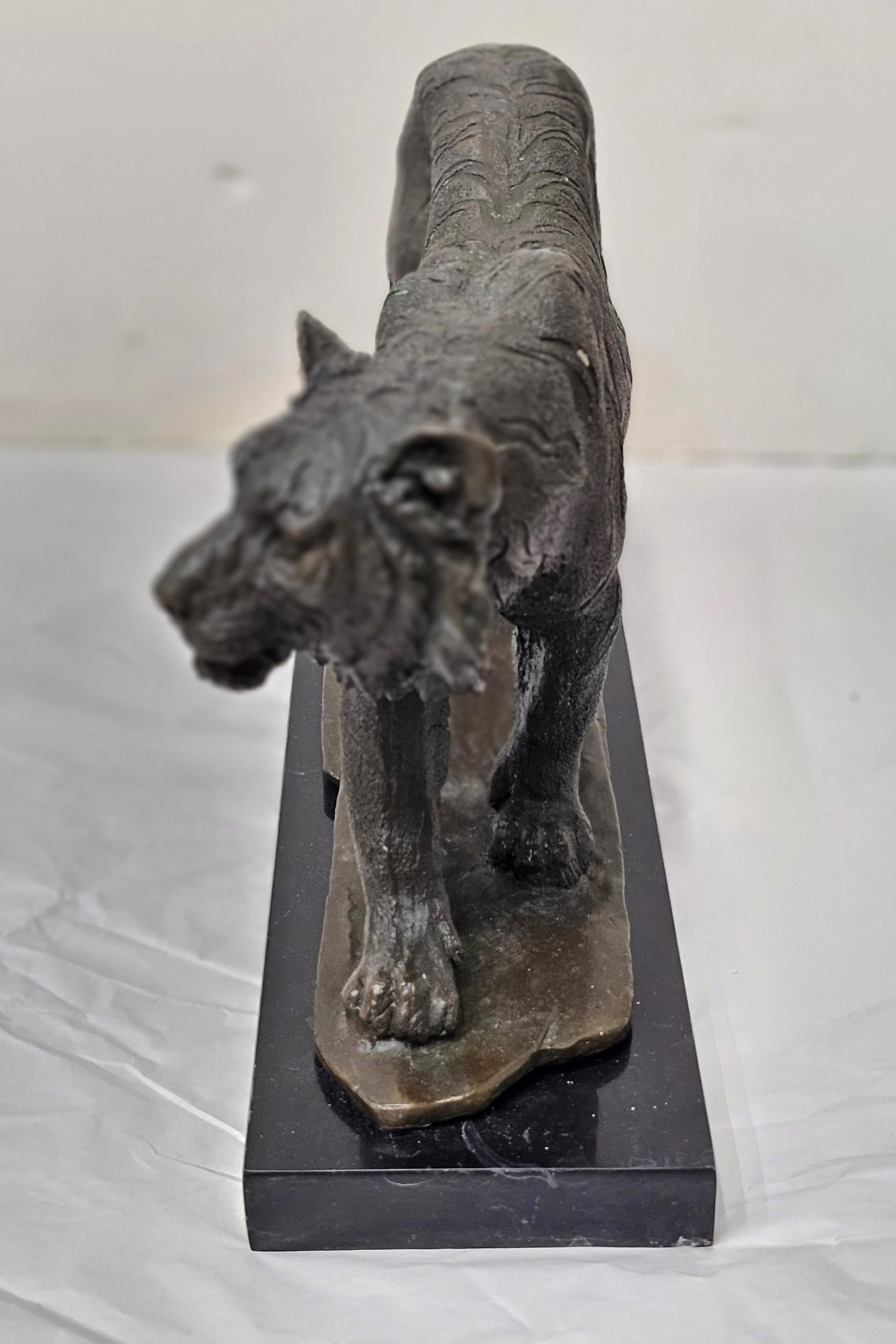 Oggetti in metallo Scultura in bronzo di una tigre in caccia con patina marrone su un basamento in marmo screziato in vendita