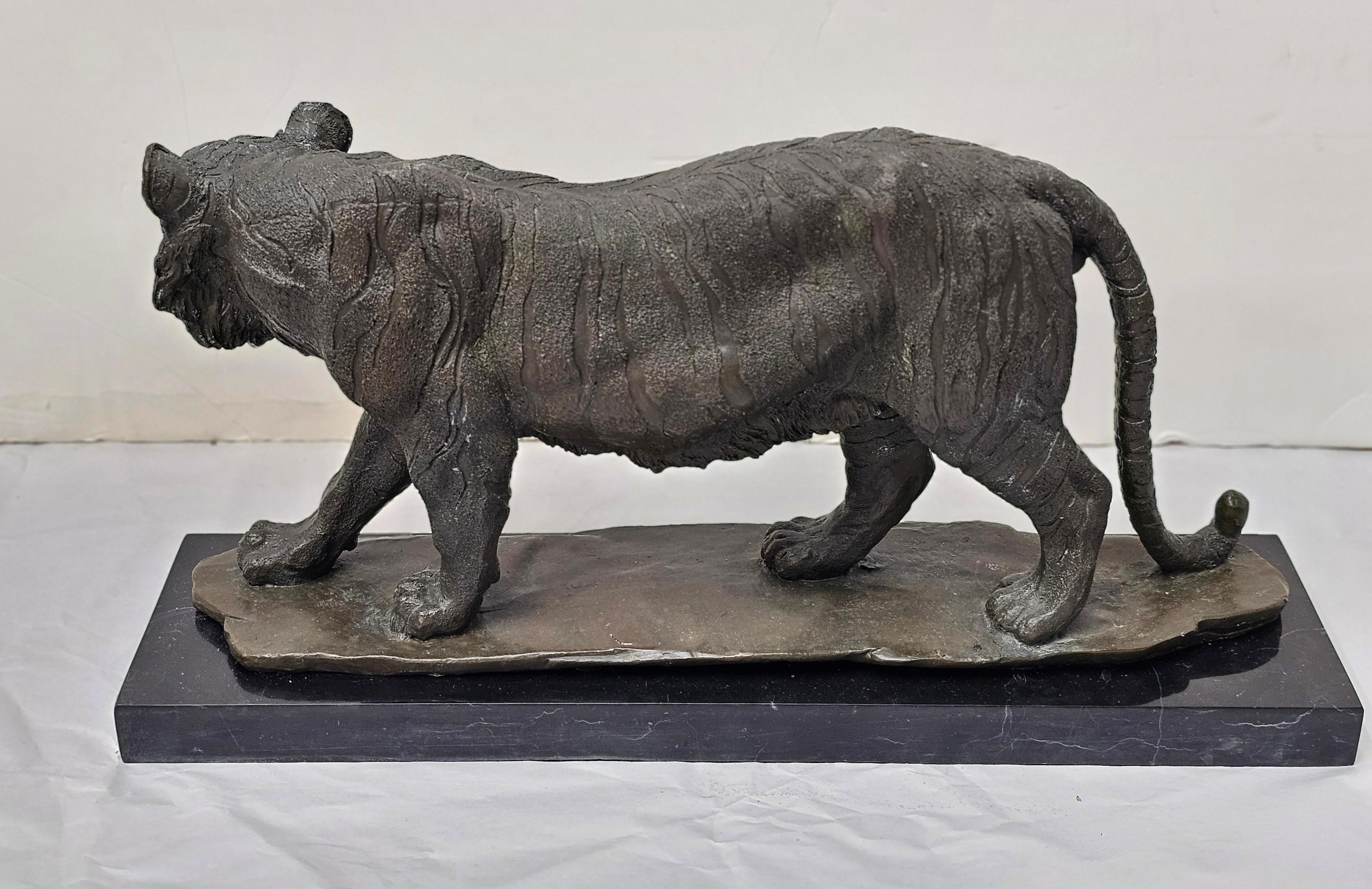 Scultura in bronzo di una tigre in caccia con patina marrone su un basamento in marmo screziato In condizioni buone in vendita a Germantown, MD