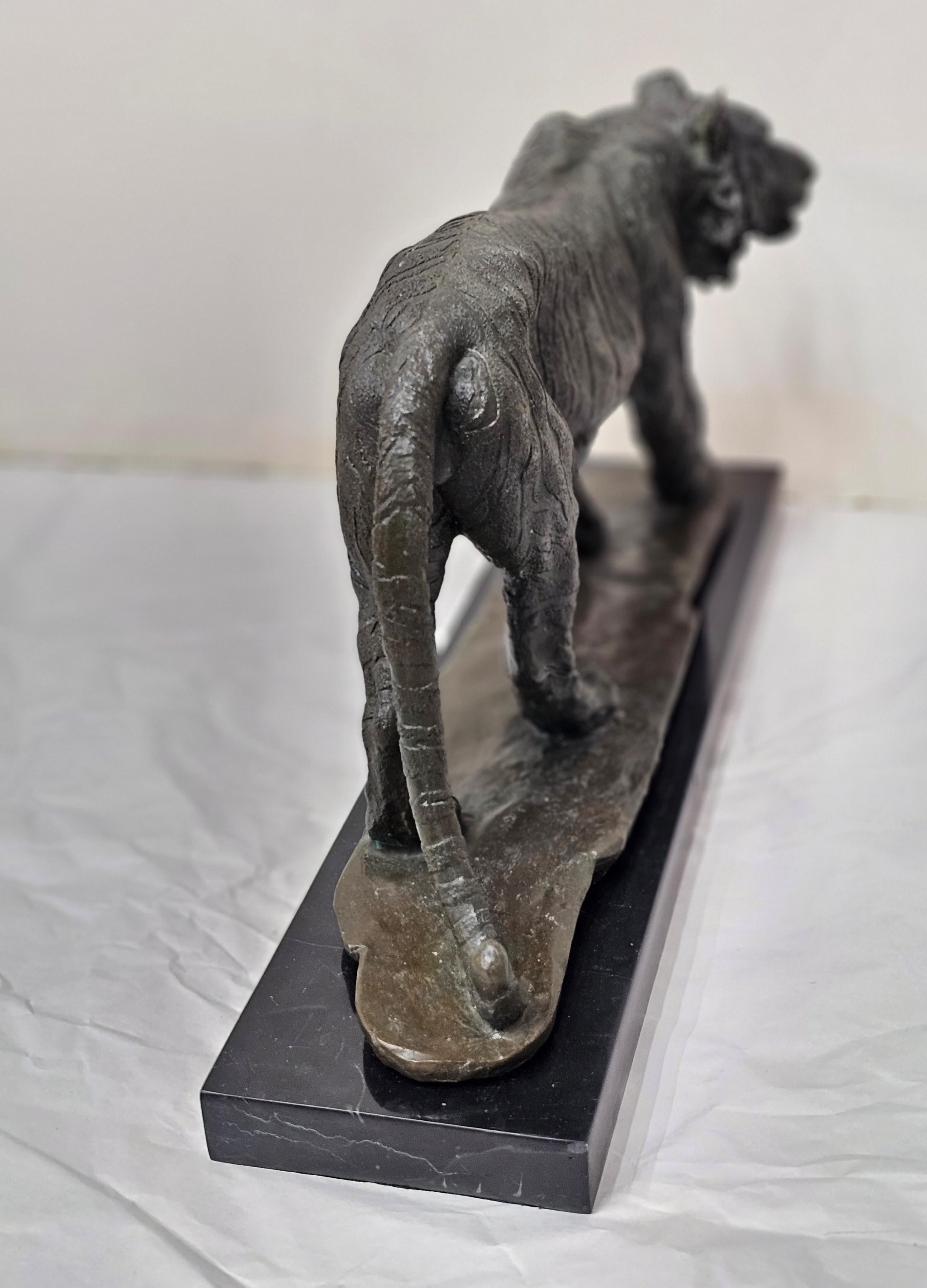 XX secolo Scultura in bronzo di una tigre in caccia con patina marrone su un basamento in marmo screziato in vendita