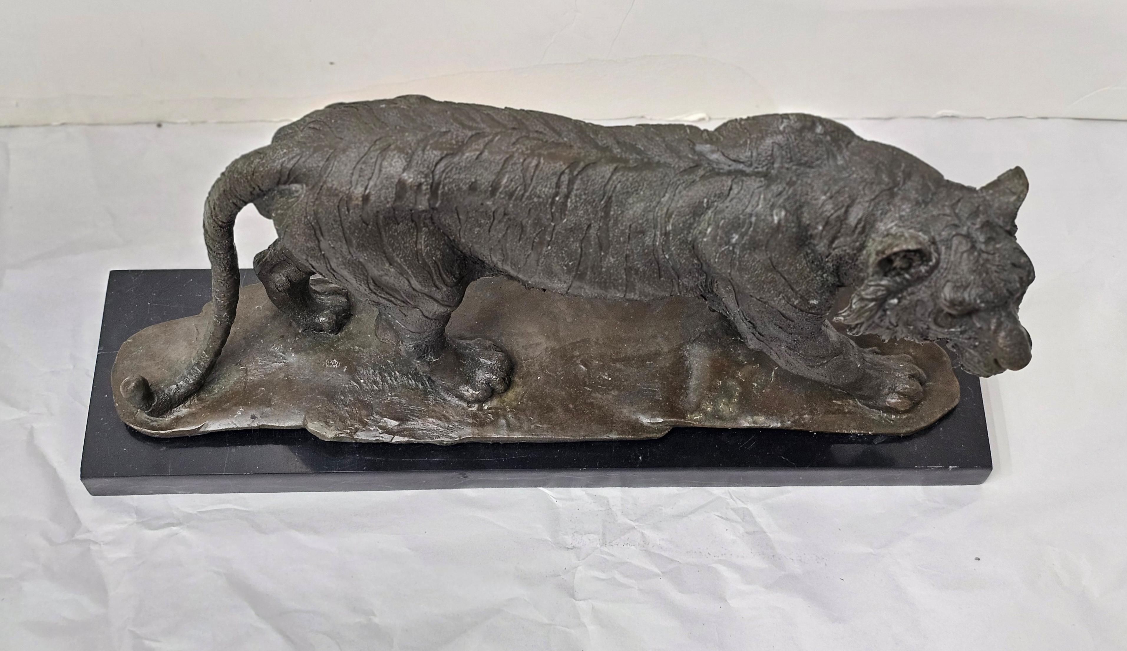 Bronzo Scultura in bronzo di una tigre in caccia con patina marrone su un basamento in marmo screziato in vendita