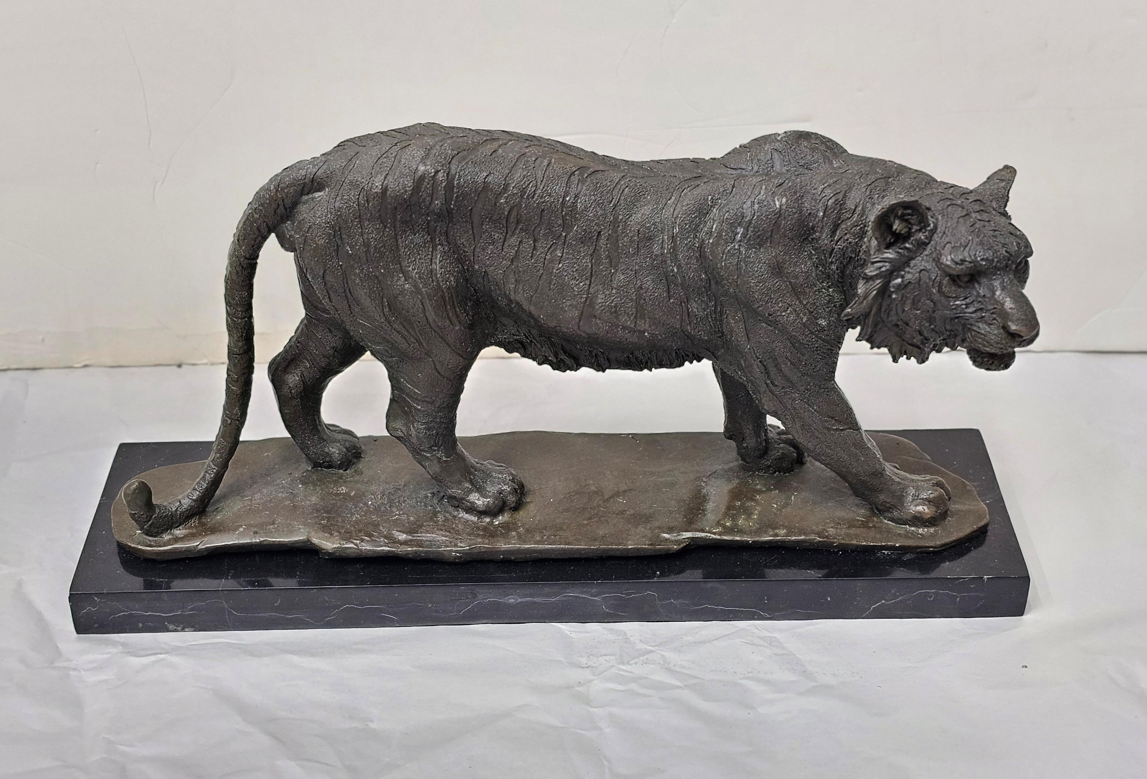 Scultura in bronzo di una tigre in caccia con patina marrone su un basamento in marmo screziato in vendita 1