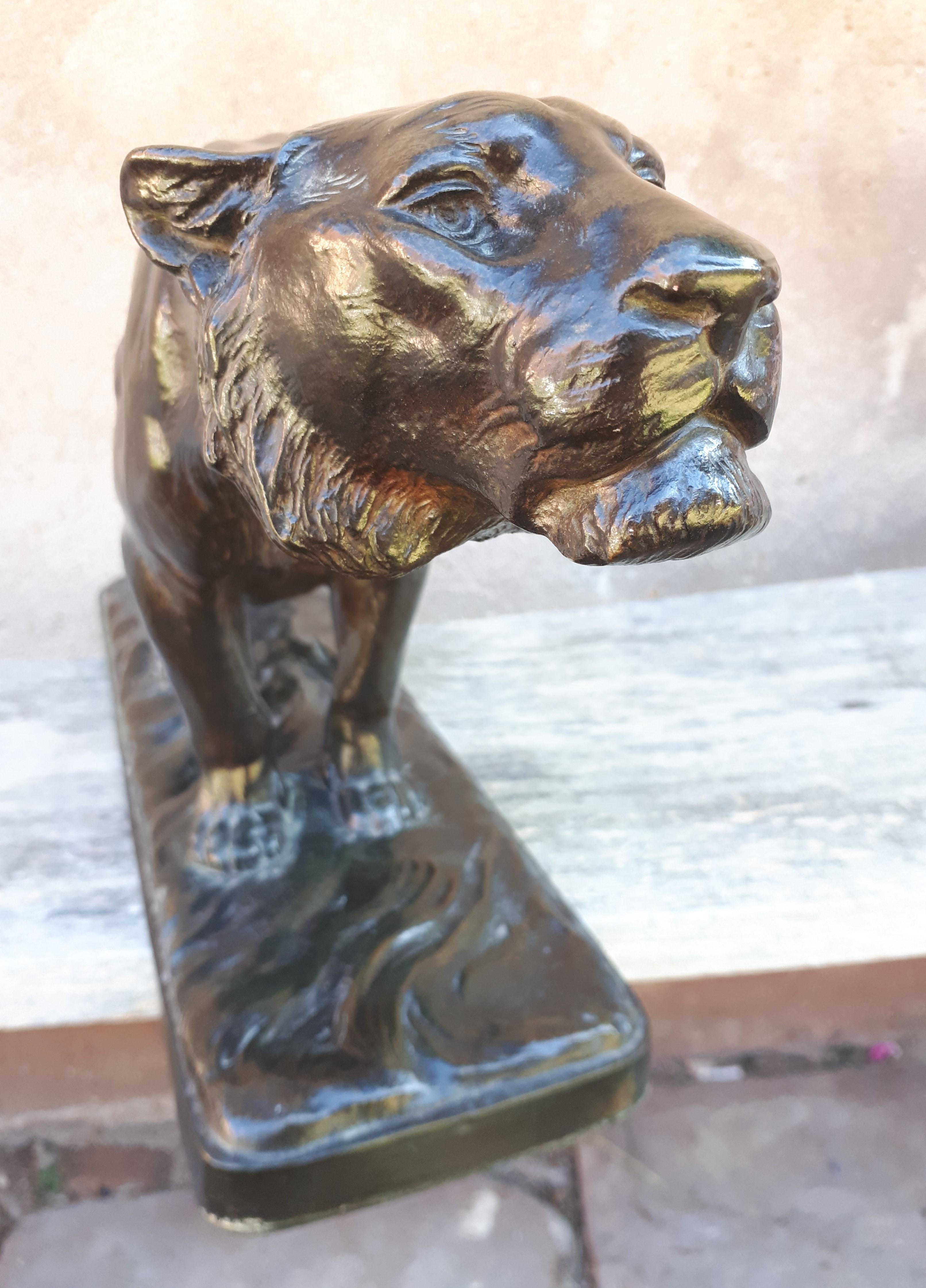 Patiné Sculpture en bronze d'un tigre sur la prowl, par Georges Gardet en vente