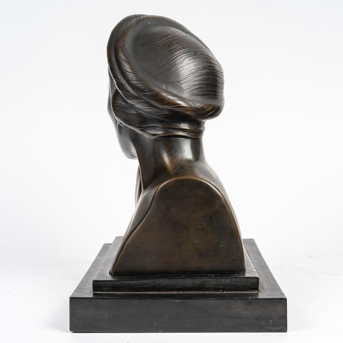 Escultura de bronce de un busto vietnamita, hacia 1920. siglo XX en venta
