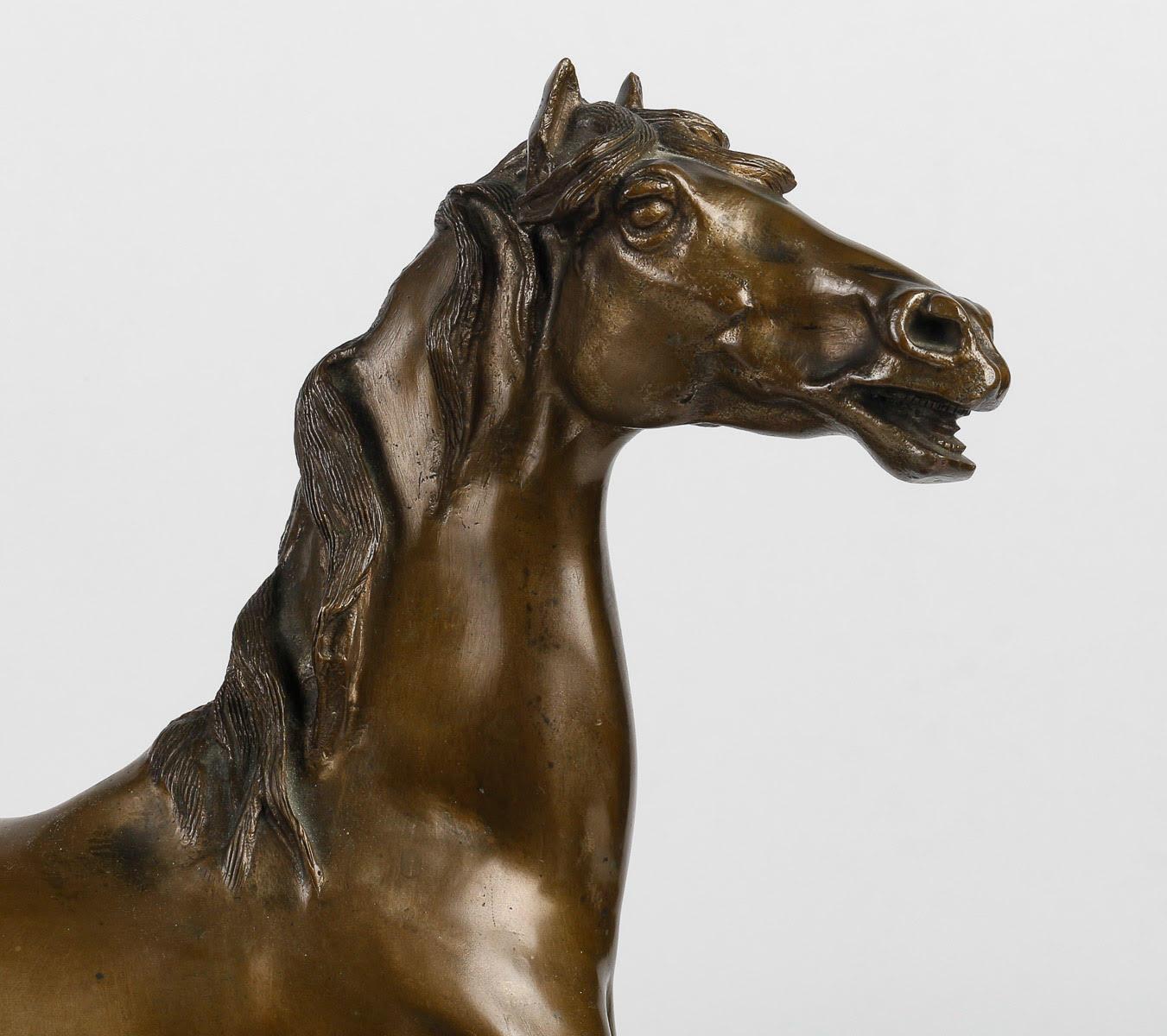 Bronzeskulptur eines Spazierpferdes aus Bronze, 20. Jahrhundert. (Französisch) im Angebot