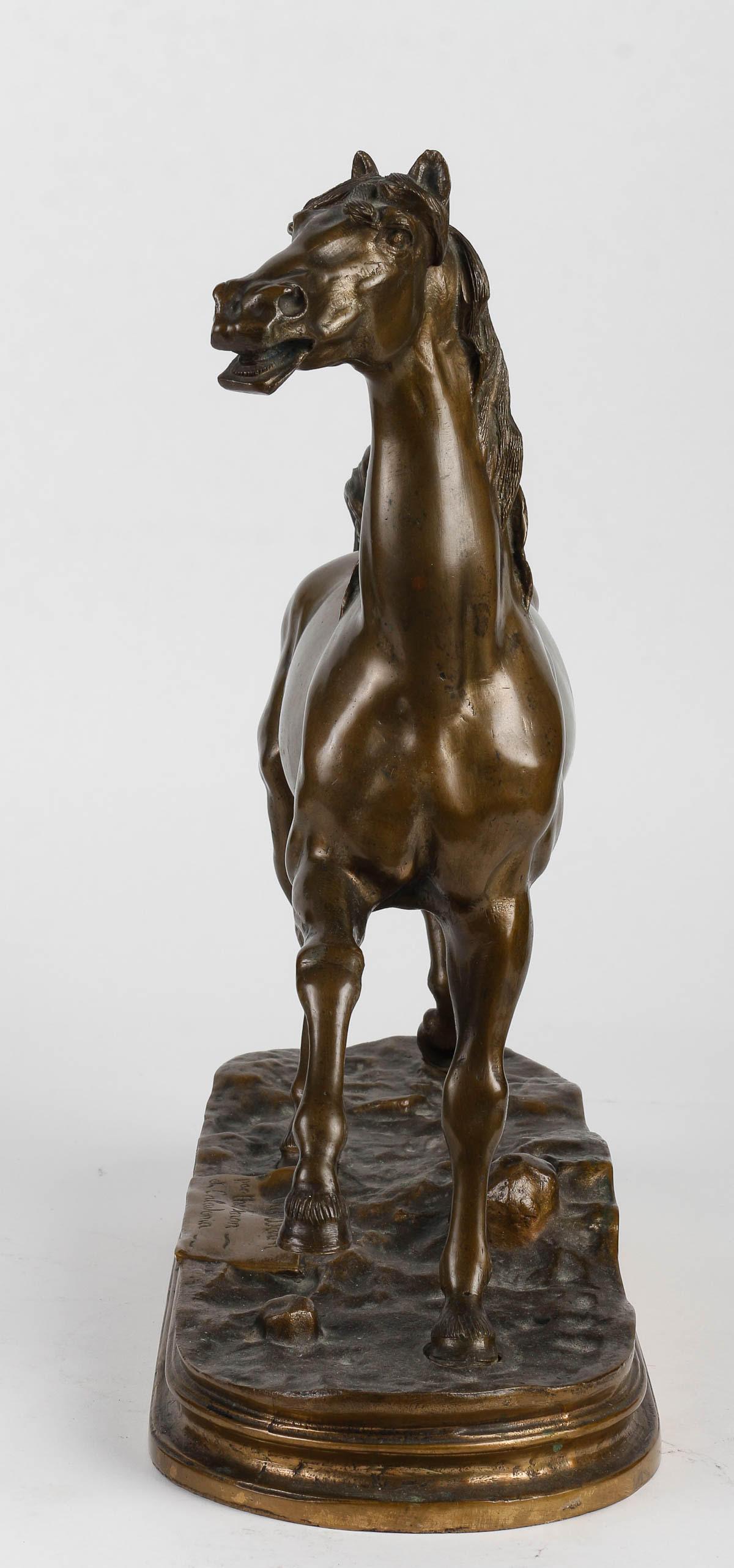 Bronzeskulptur eines Spazierpferdes aus Bronze, 20. Jahrhundert. im Zustand „Gut“ im Angebot in Saint-Ouen, FR