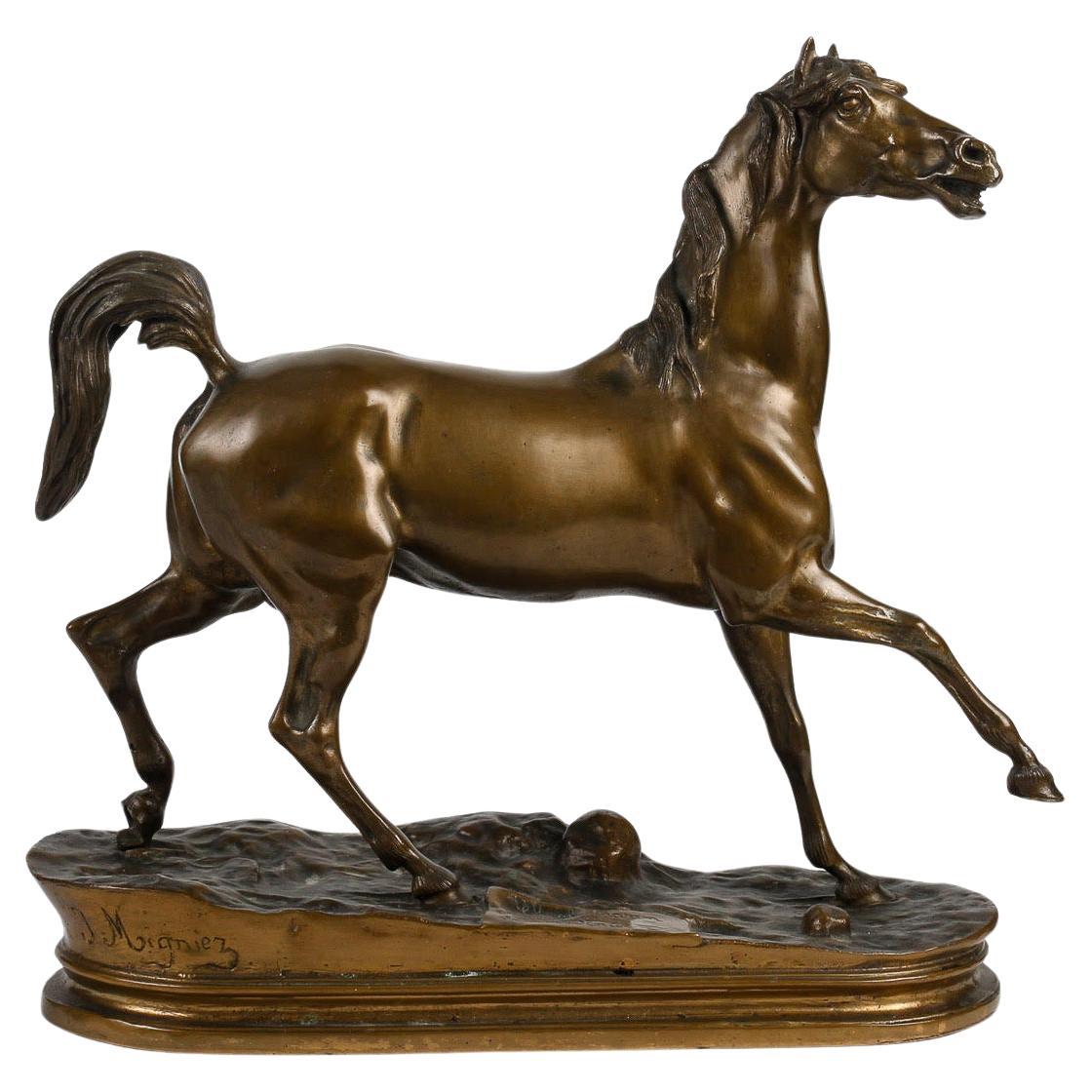 Sculpture en bronze d'un cheval qui marche, 20e siècle.