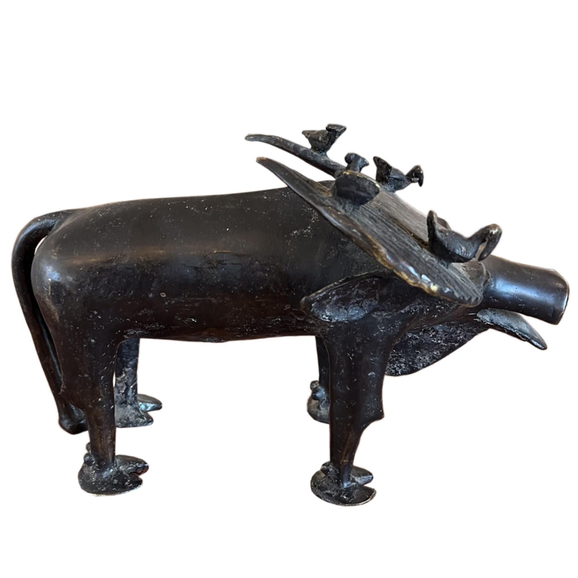 Artisanat Sculpture en bronze d'un buffle d'eau avec des oiseaux en colimaçon, années 1960 en vente