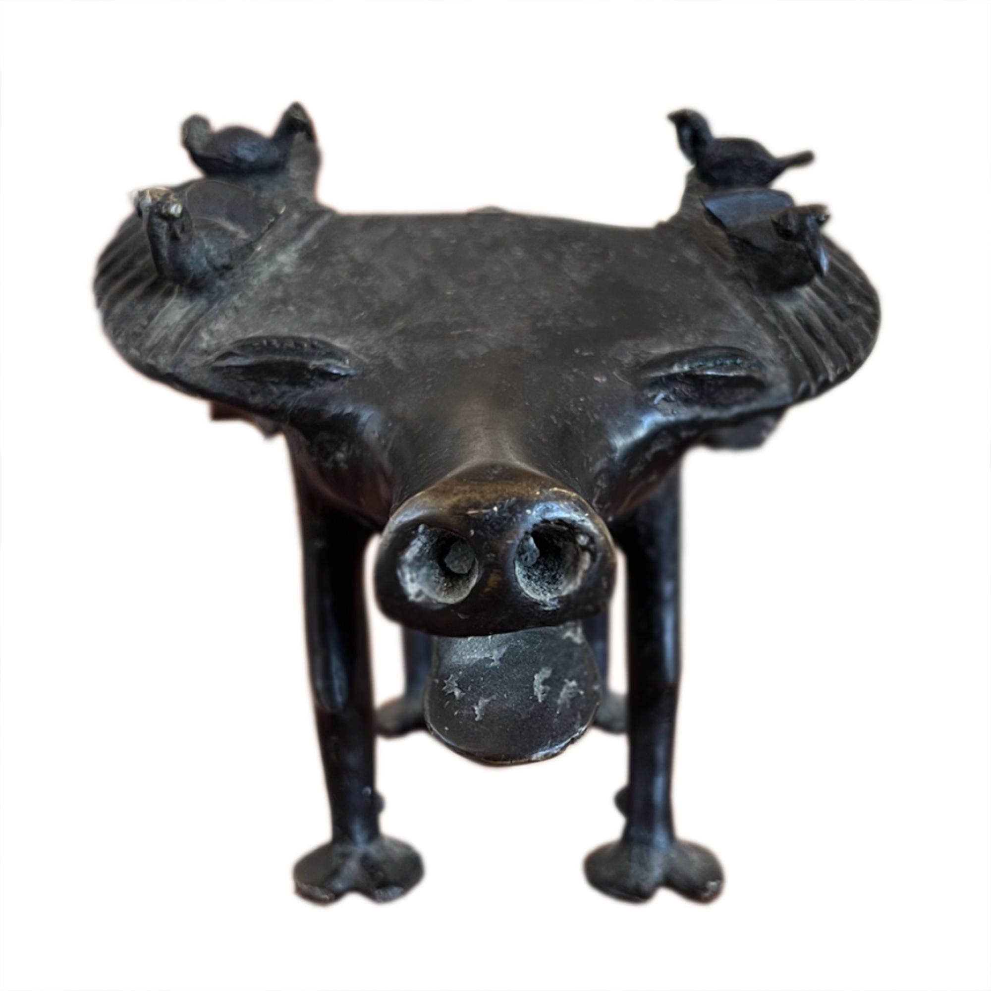 Béninois Sculpture en bronze d'un buffle d'eau avec des oiseaux en colimaçon, années 1960 en vente