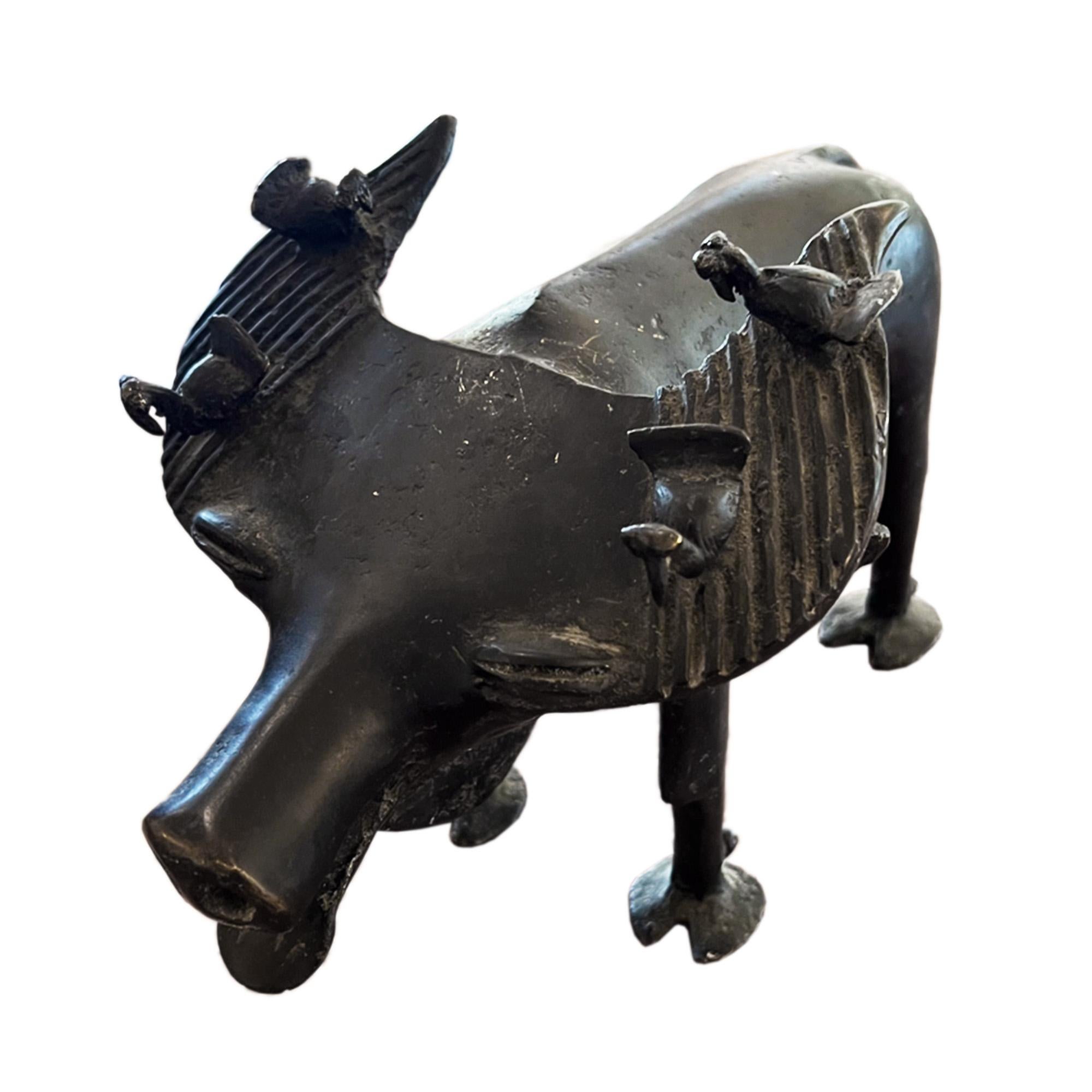Fait main Sculpture en bronze d'un buffle d'eau avec des oiseaux en colimaçon, années 1960 en vente