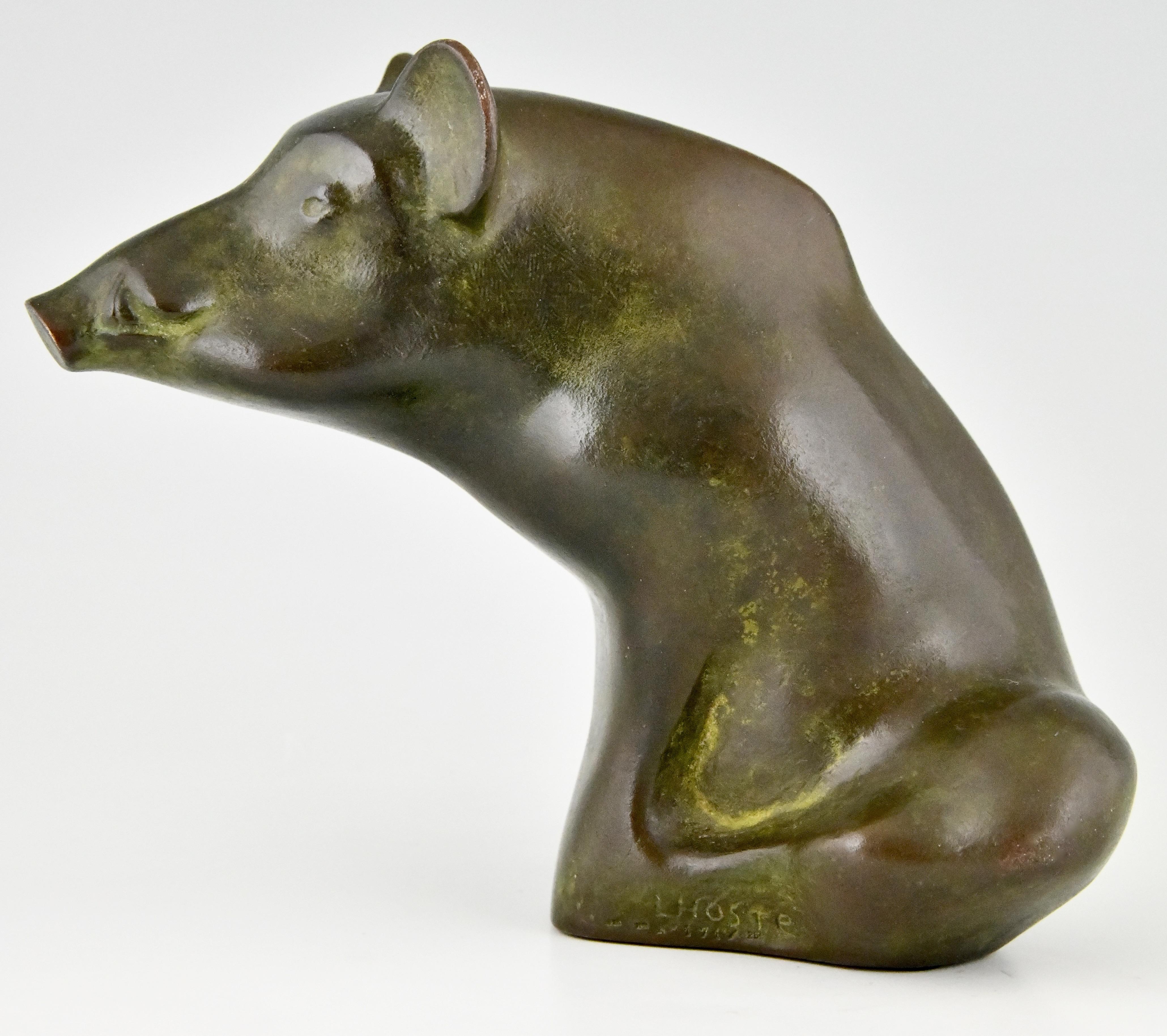 Stilvolle Bronzeskulptur eines sitzenden Wildschweins des französischen Künstlers Claude Lhoste (1929-2010) Schöne Patina.
Signiert, datiert 1993, nummeriert 171/250 und mit der Gießereimarke Monnaie de Paris.
Literatur:
