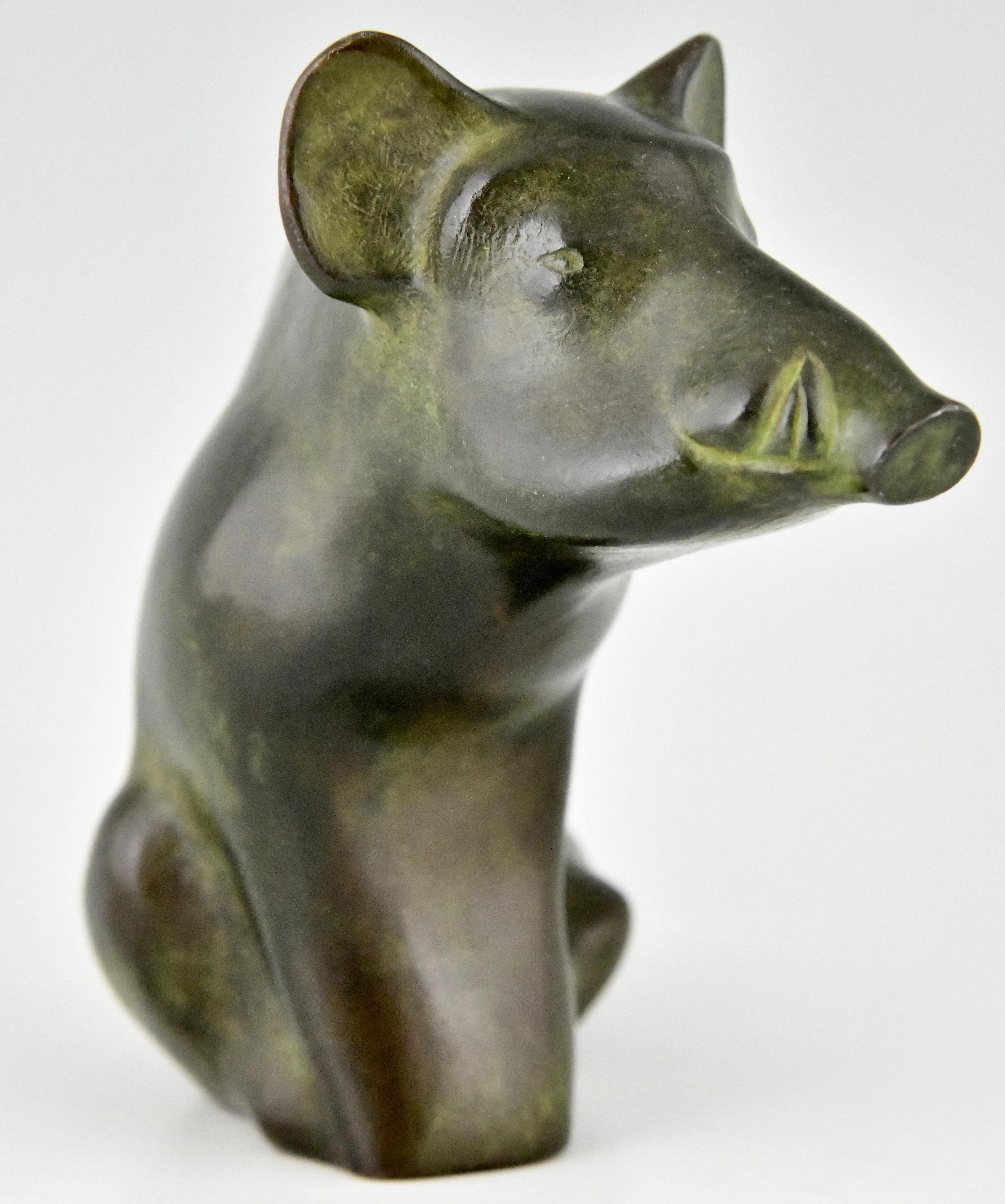 Patiné Sculpture en bronze d'un sanglier sauvage de Claude Lhoste, numérotée et datée de 1993, France