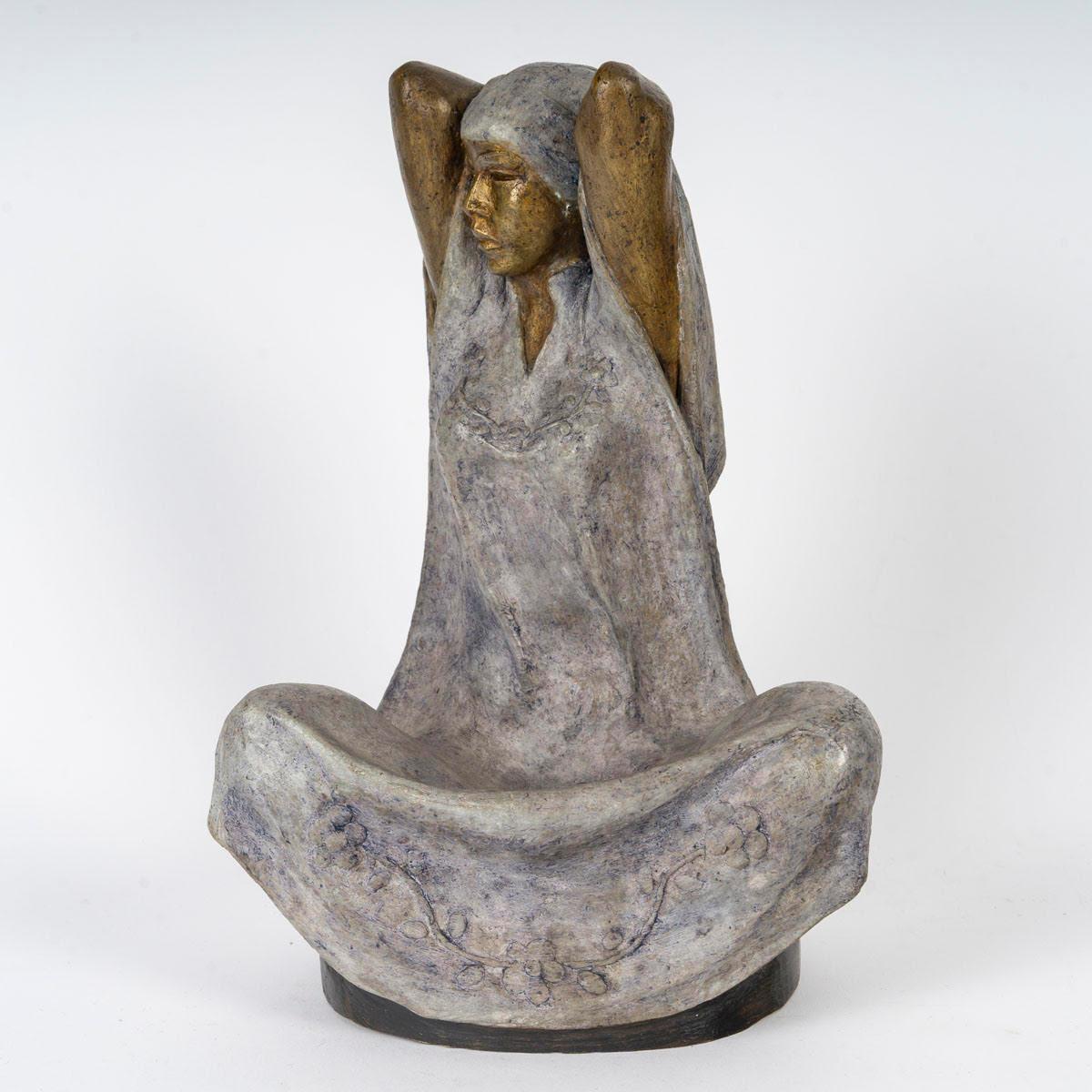 Scultura in bronzo di una donna, 1991, firmata.

Una scultura in bronzo di arte moderna raffigurante una donna, firmata e datata 1991.
H: 22.5cm, L: 15cm, P: 15cm