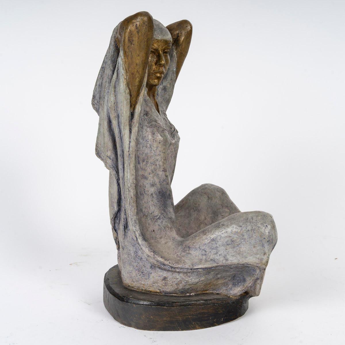 Francese Scultura in bronzo di una donna, 1991, firmata. in vendita
