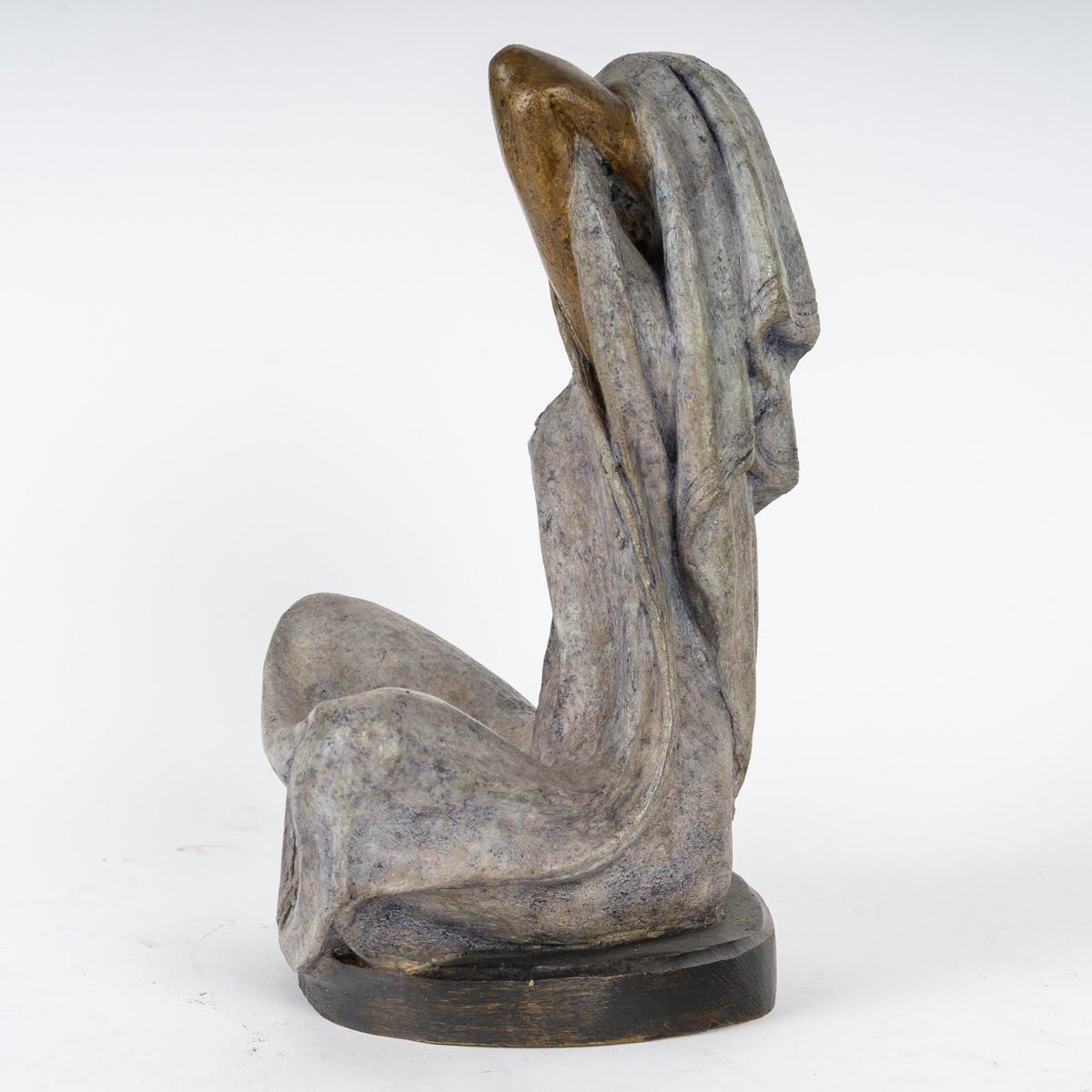 Scultura in bronzo di una donna, 1991, firmata. in vendita 1