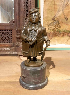 Bronzeskulptur einer Frau mit Sonnenschirm auf einem Marmorsockel