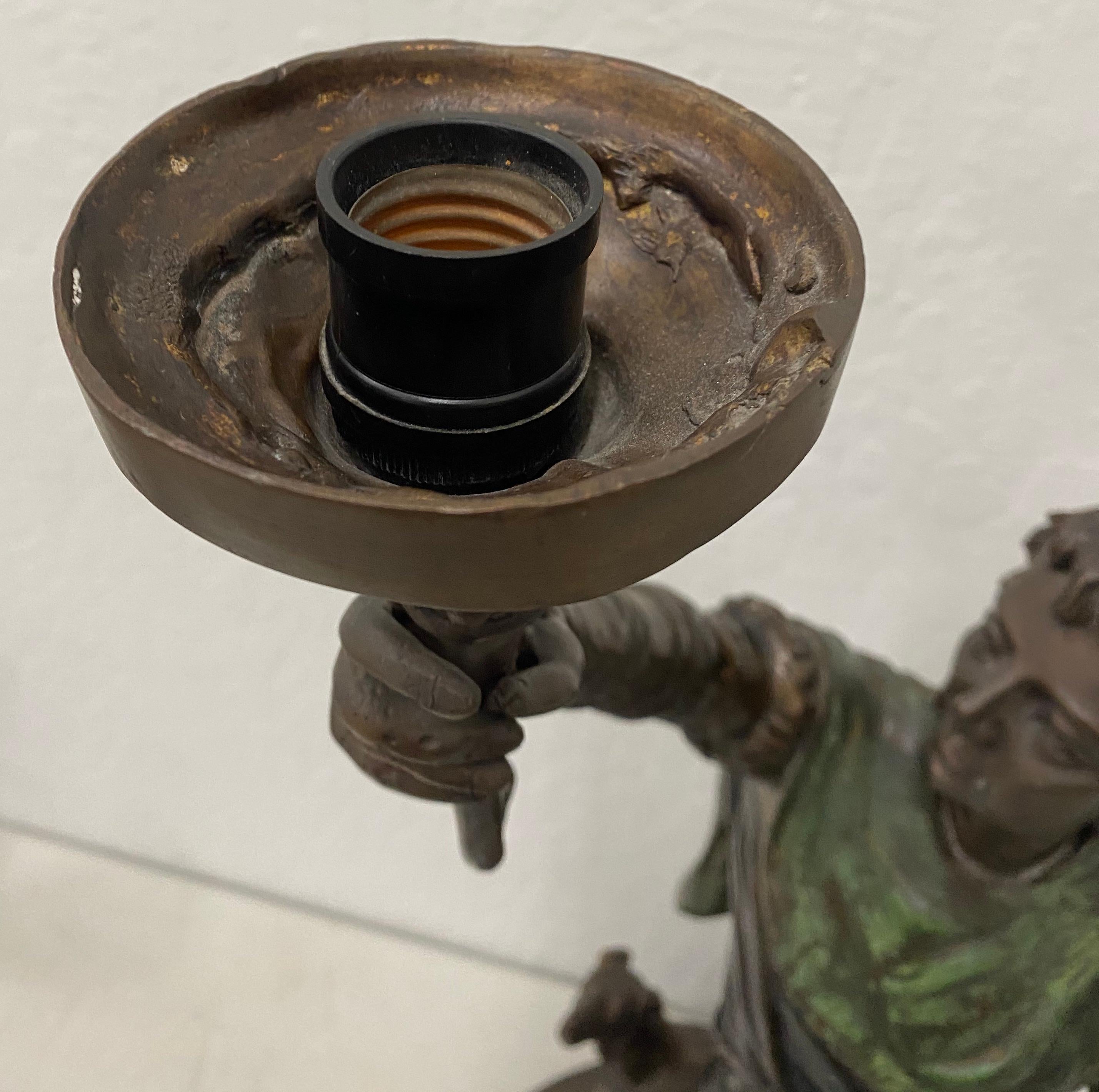 Sculpture en bronze d'un jeune homme avec un lévrier transformé en lampe de bureau en vente 3