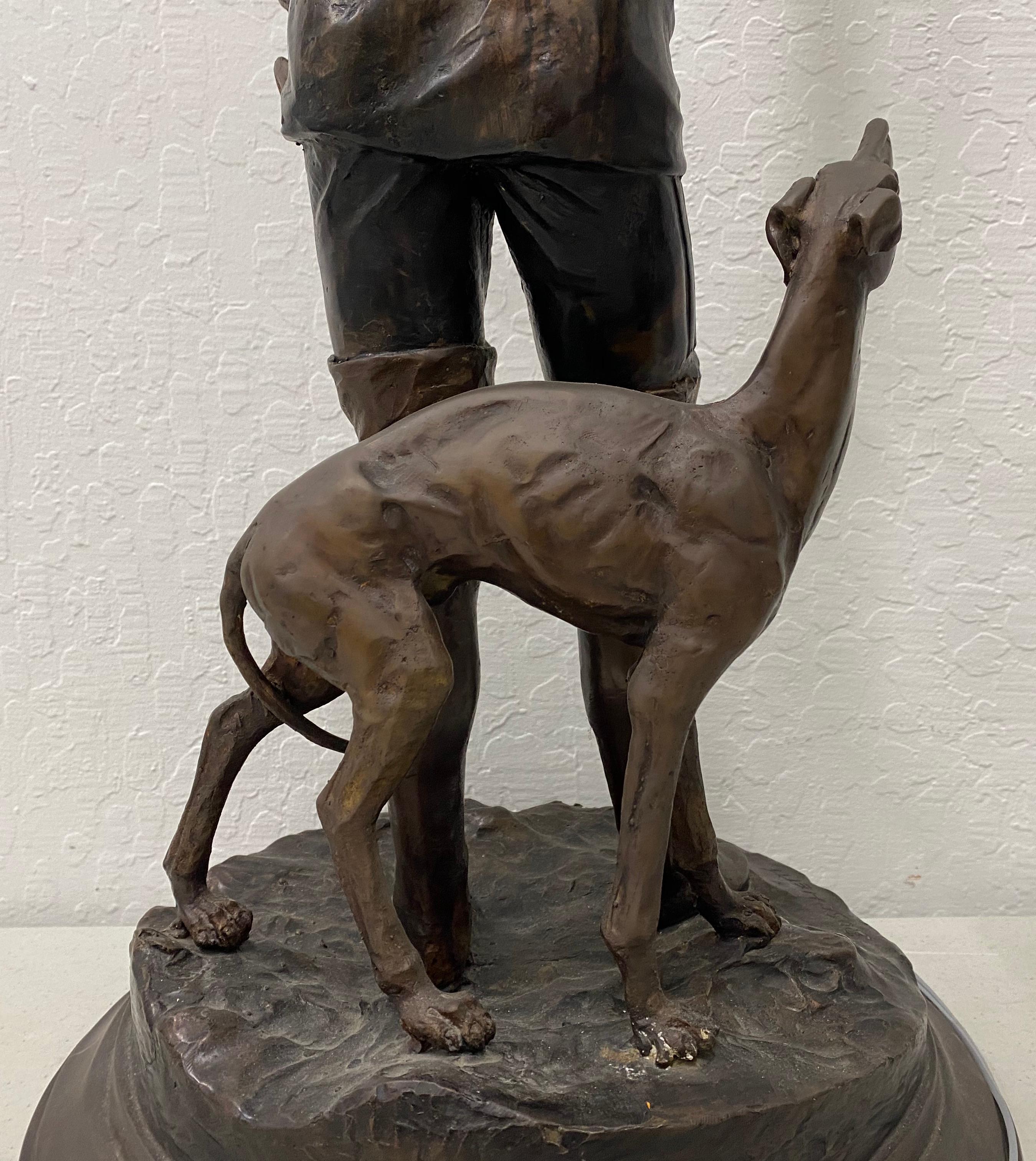 20ième siècle Sculpture en bronze d'un jeune homme avec un lévrier transformé en lampe de bureau en vente