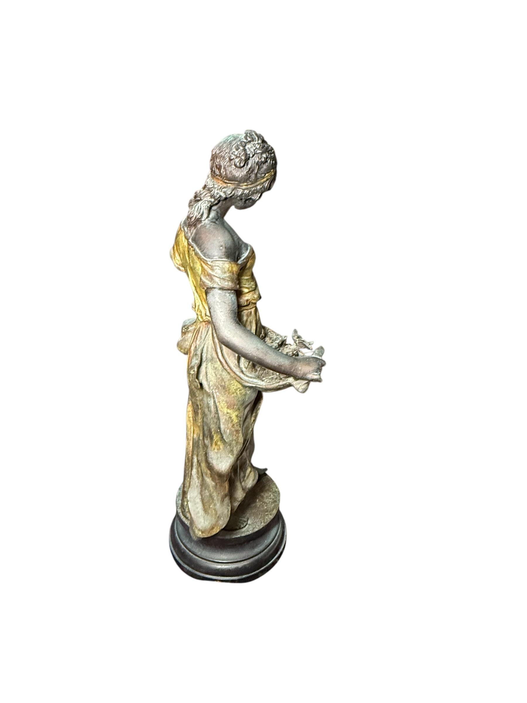Patinato Scultura in bronzo di una giovane contadina in vendita