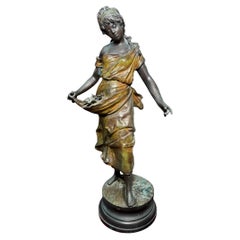Escultura de bronce de una joven campesina
