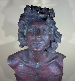Escultura de bronce de una mujer joven