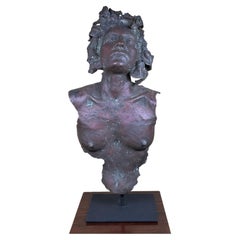 Escultura de bronce de una mujer joven