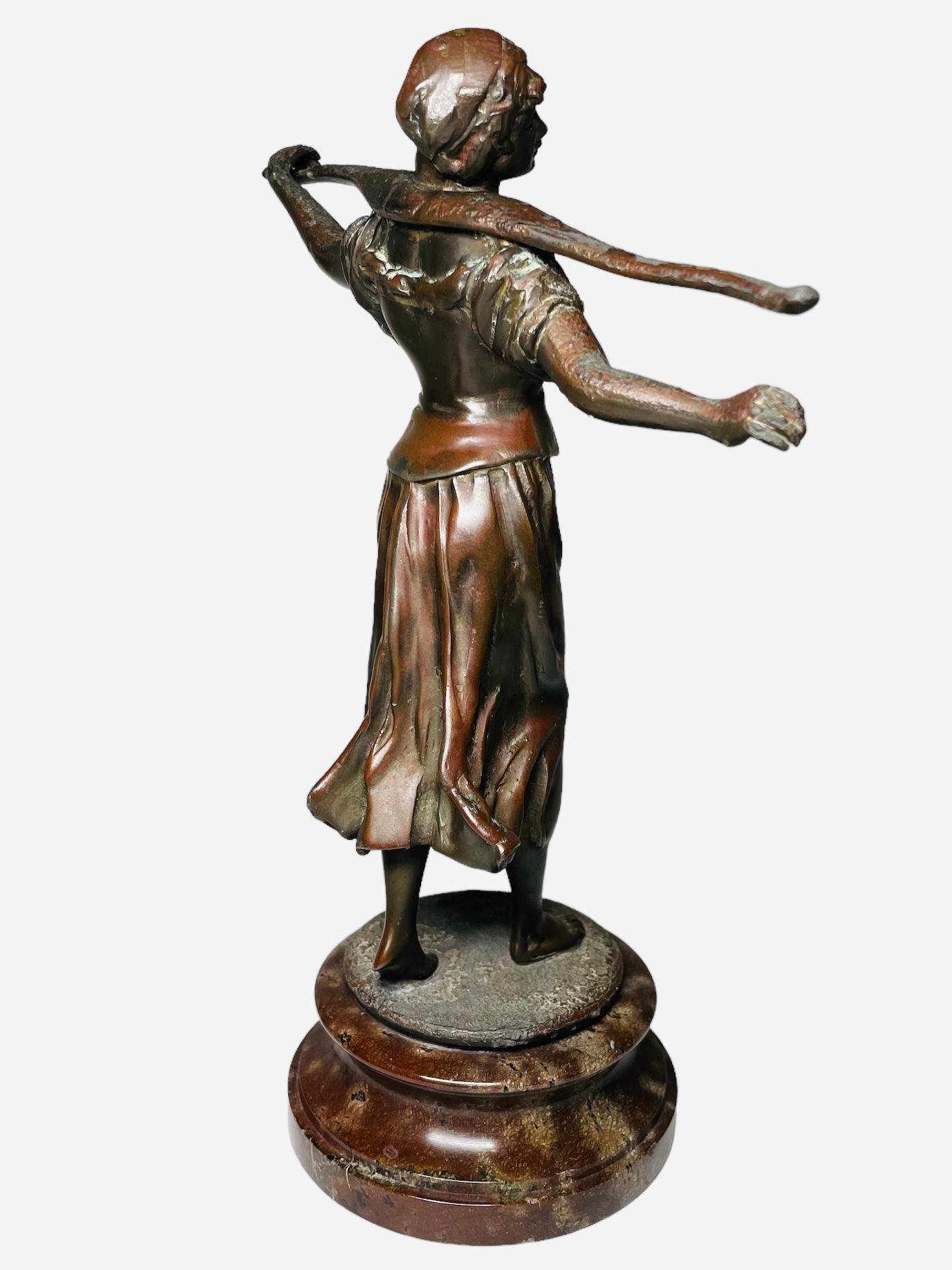 Sculpture en bronze d'une jeune femme paysanne en vente 2