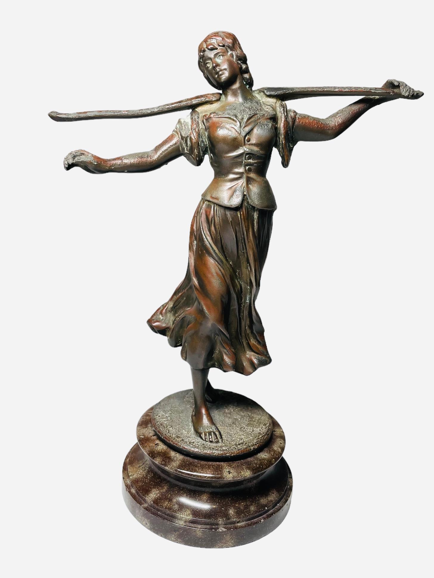 Bronze-Skulptur einer jungen Frau als Bauerin im Angebot 4