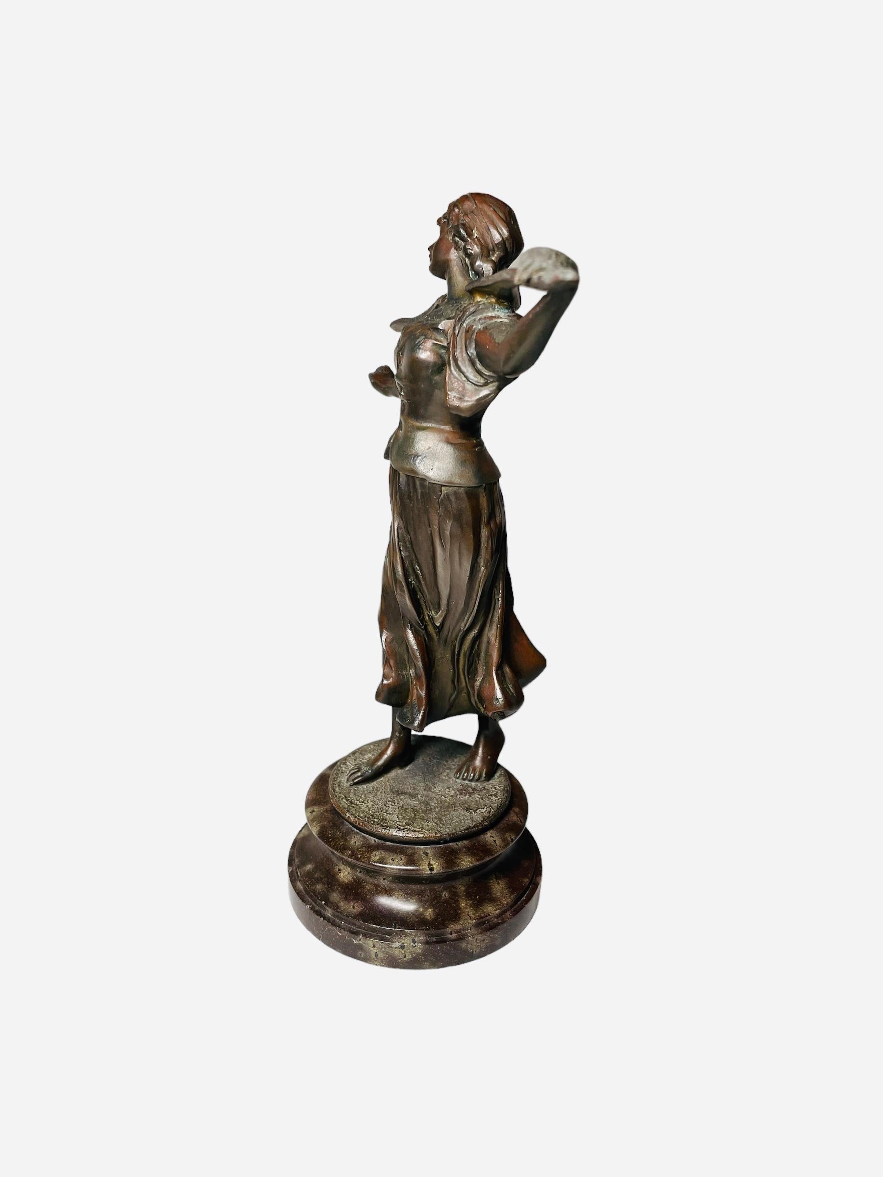 Sculpture en bronze d'une jeune femme paysanne en vente 4