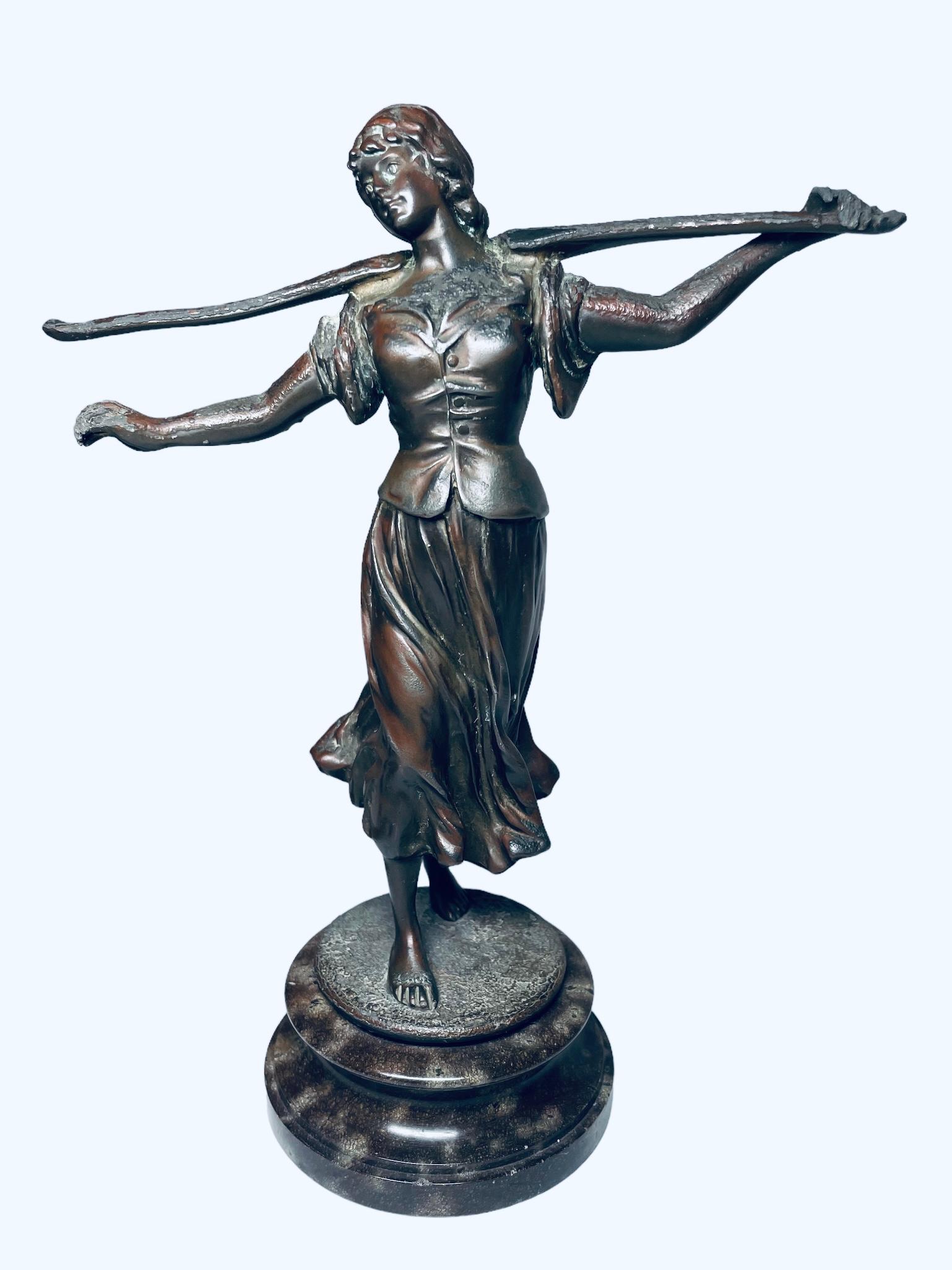 Provincial français Sculpture en bronze d'une jeune femme paysanne en vente