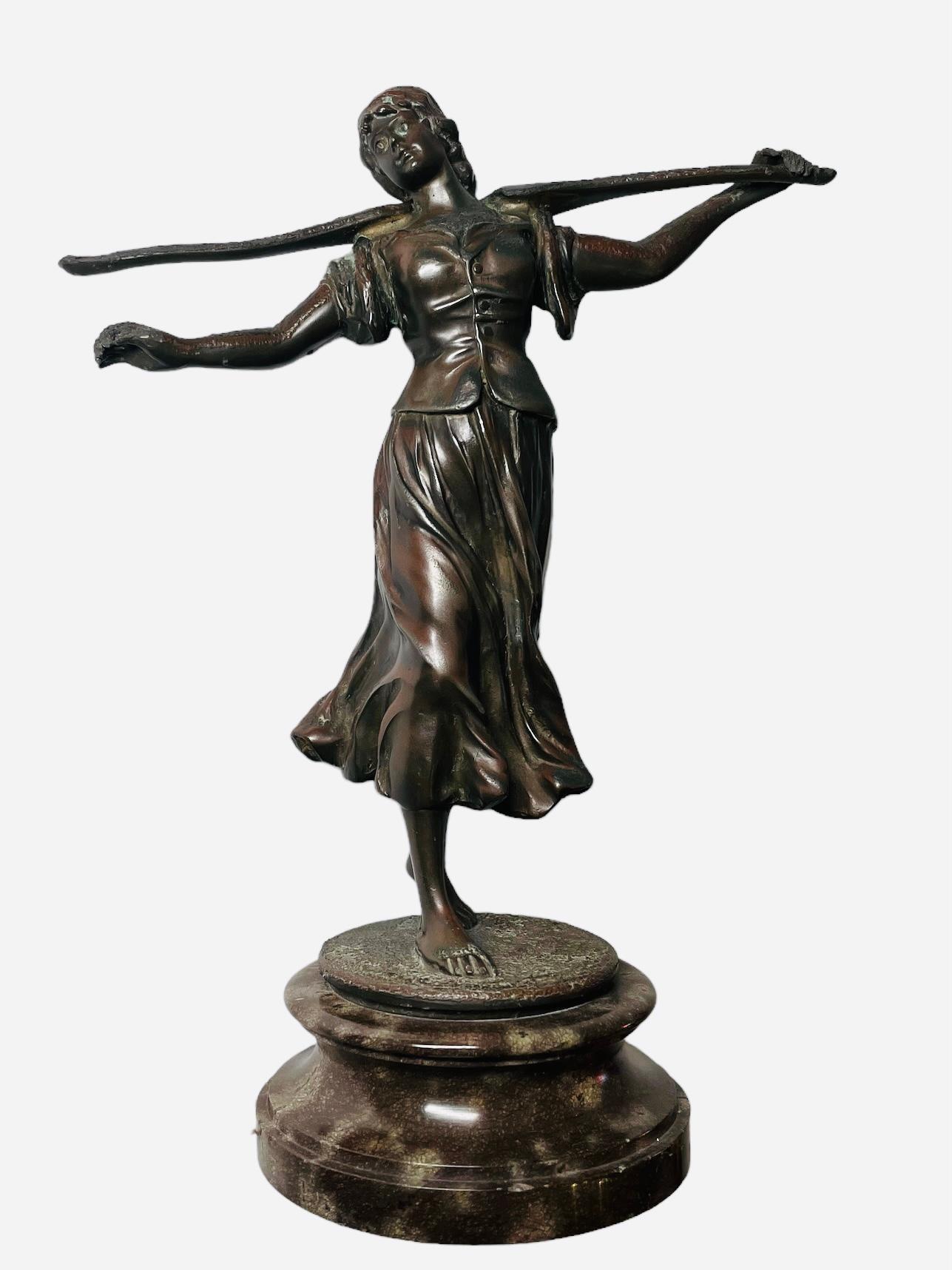 Bronze-Skulptur einer jungen Frau als Bauerin (Patiniert) im Angebot