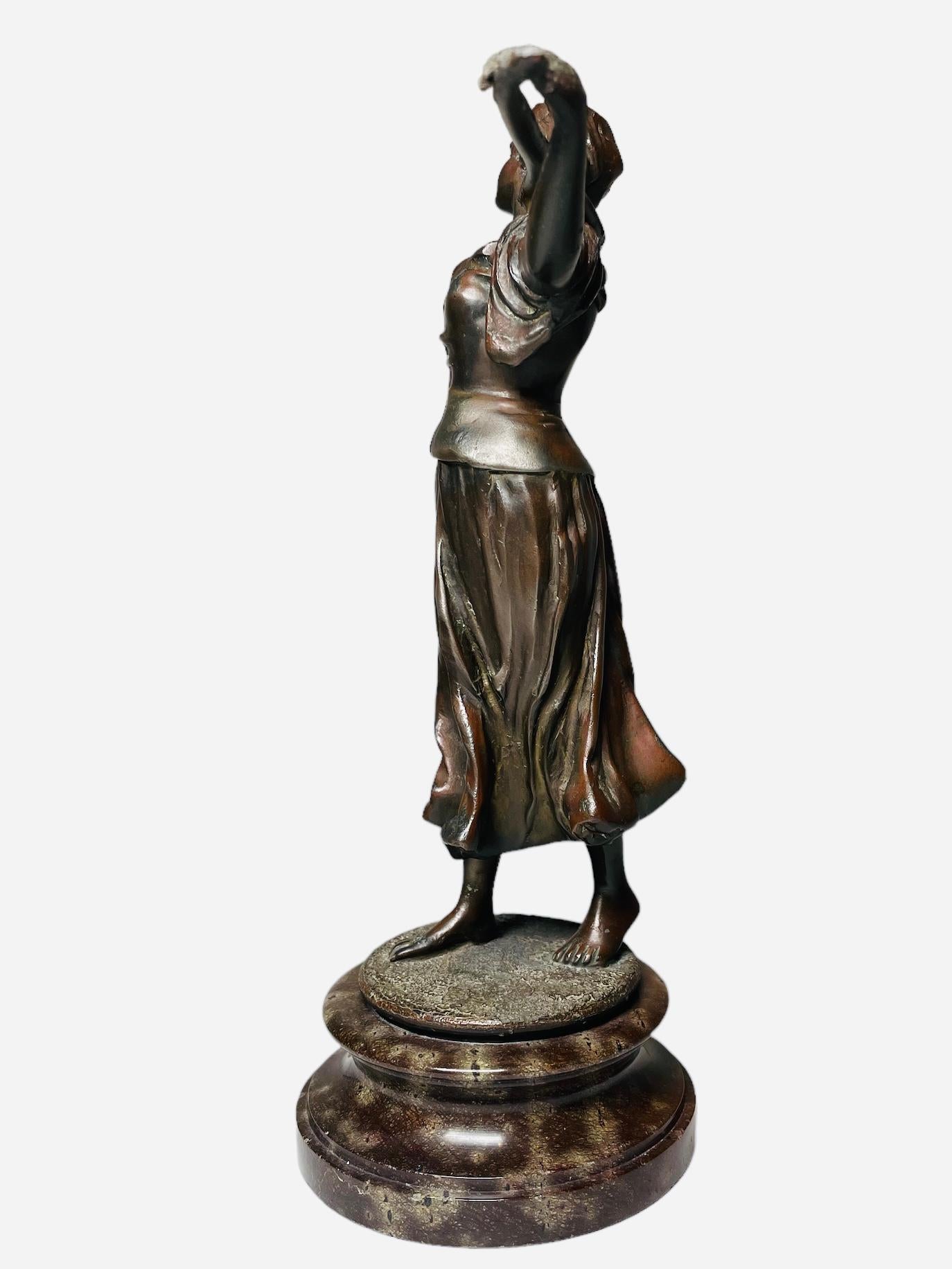 Bronze Sculpture Of A Young Woman Peasant In Good Condition For Sale In Guaynabo, PR