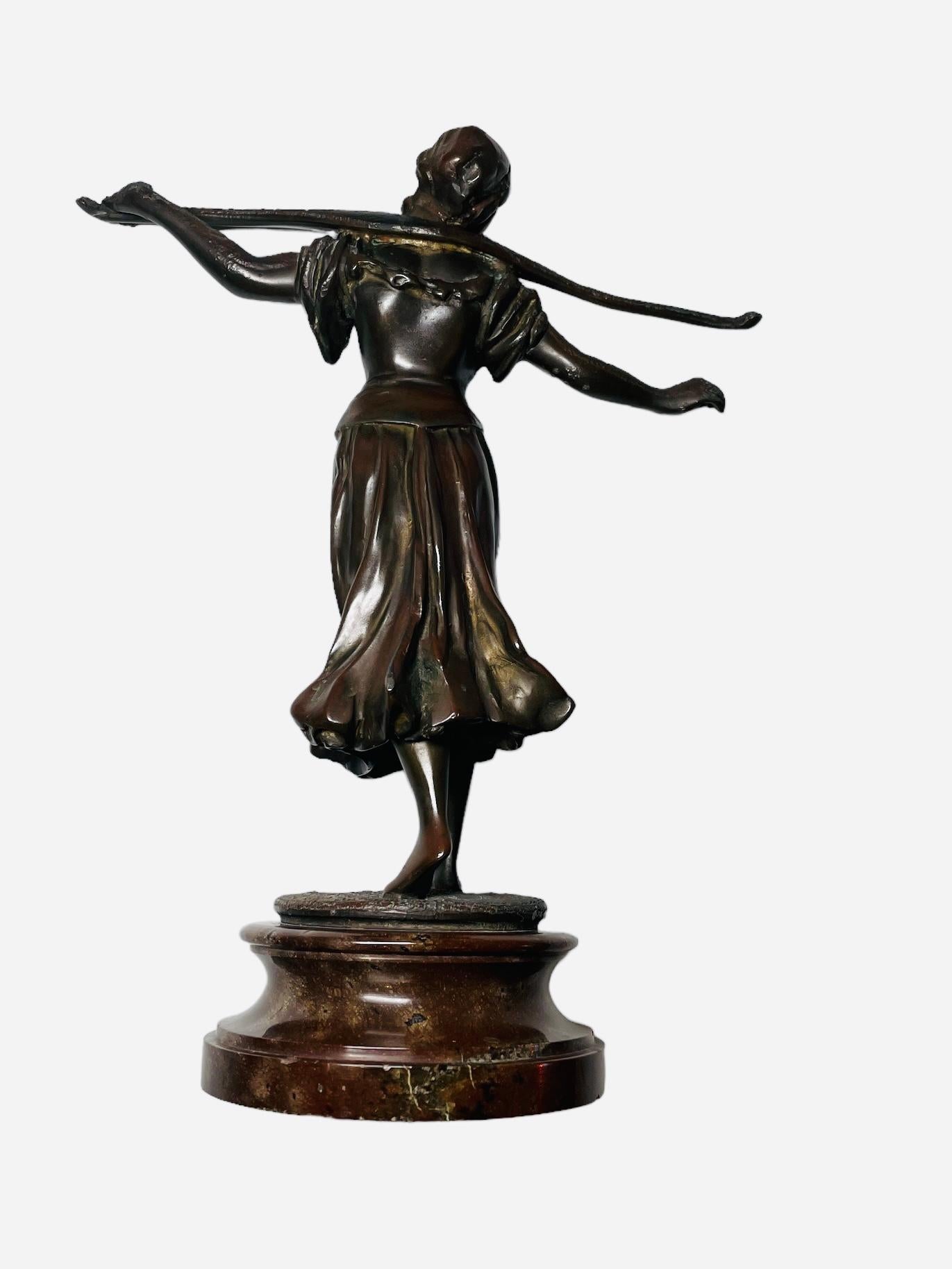 Bronze-Skulptur einer jungen Frau als Bauerin (20. Jahrhundert) im Angebot