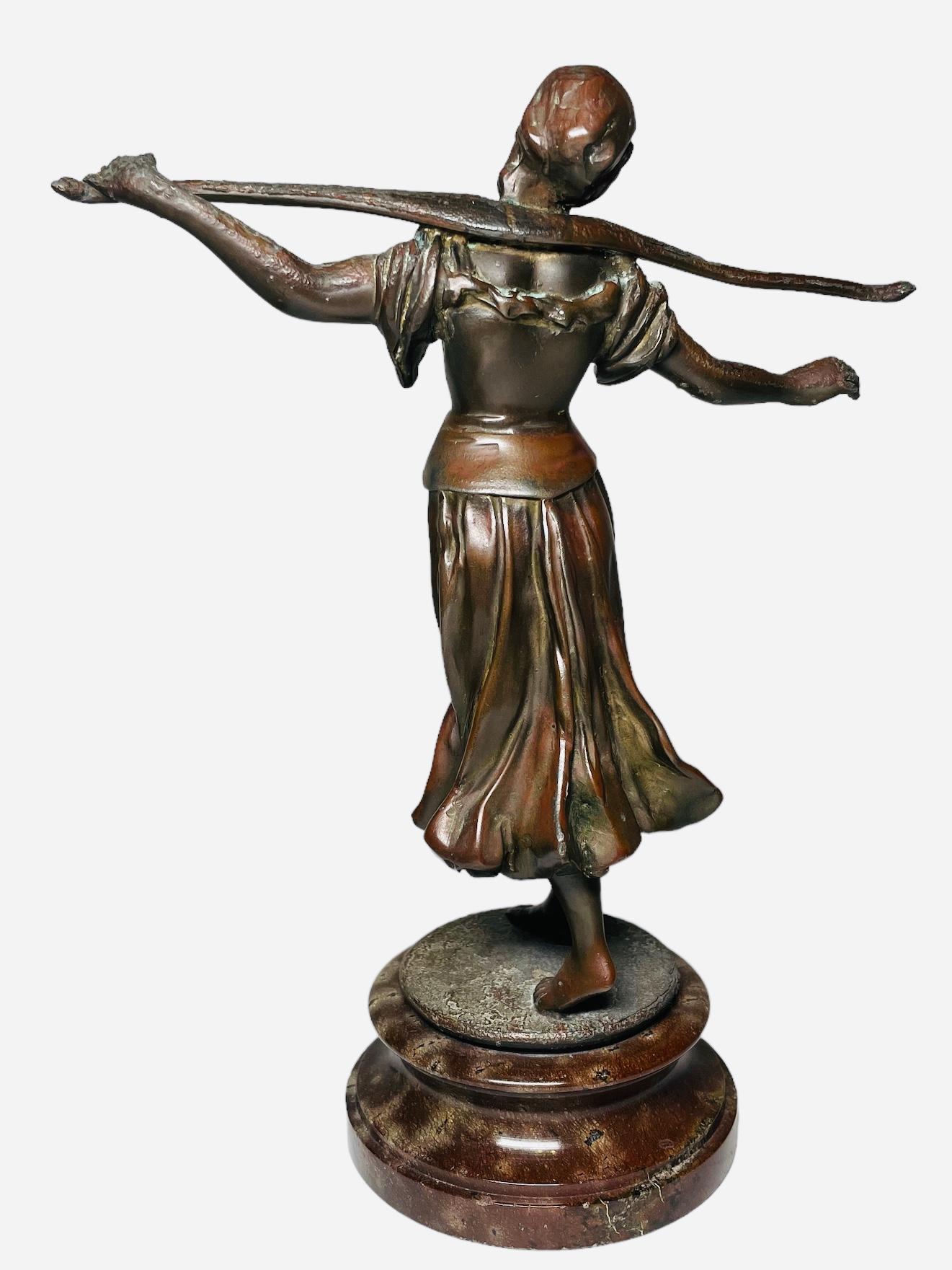 Bronze-Skulptur einer jungen Frau als Bauerin im Angebot 2