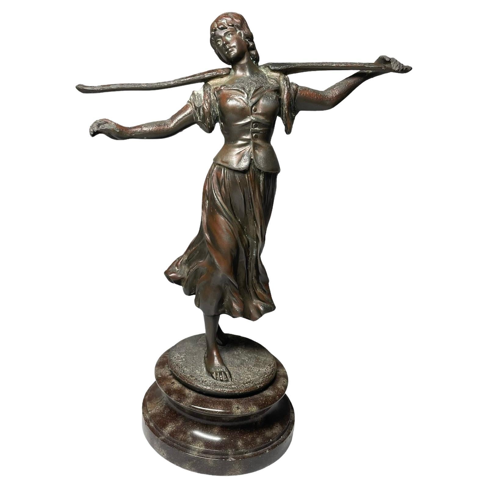 Sculpture en bronze d'une jeune femme paysanne en vente