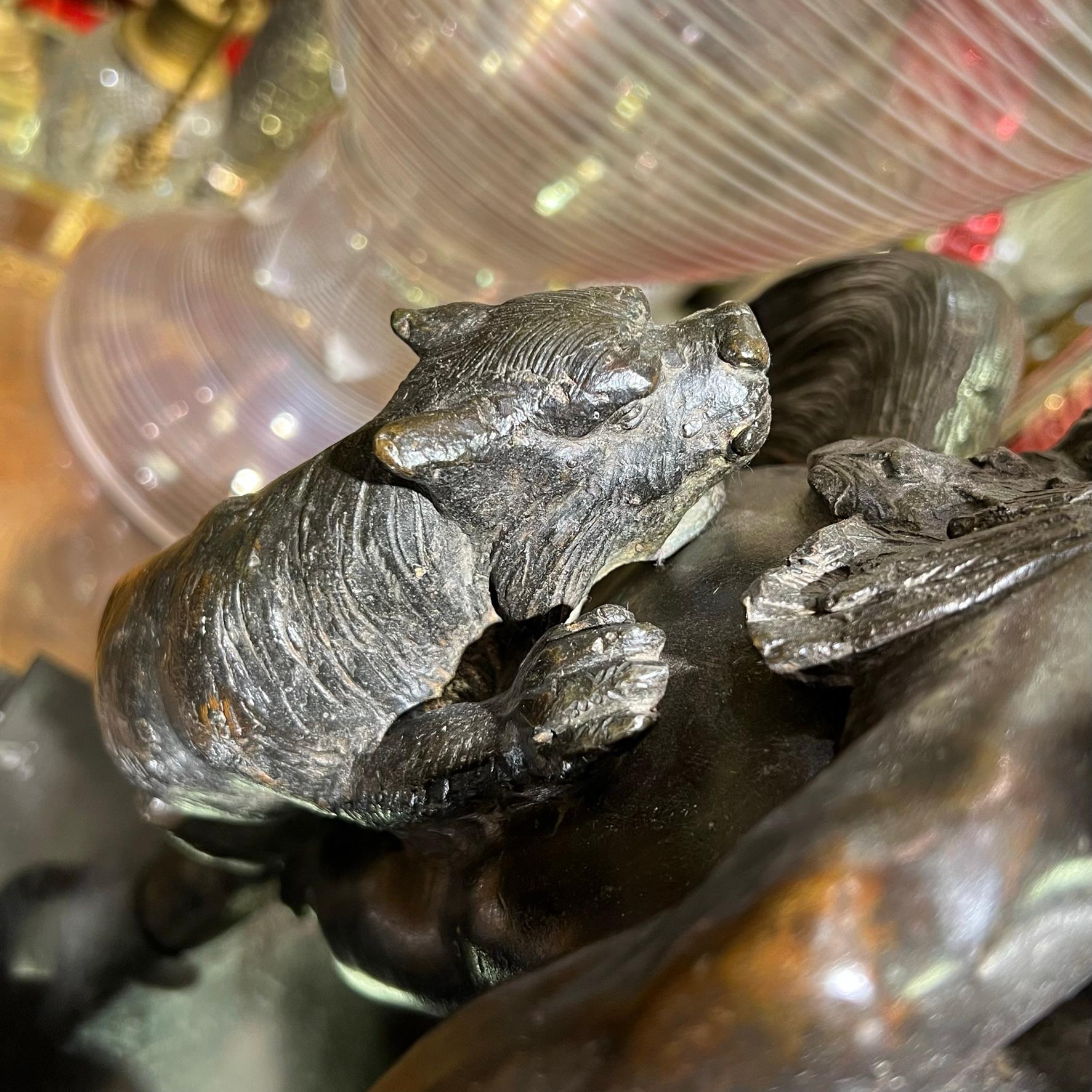 Bronze Sculpture of american Indian Fighting Off Mountain Lion in vendita 2