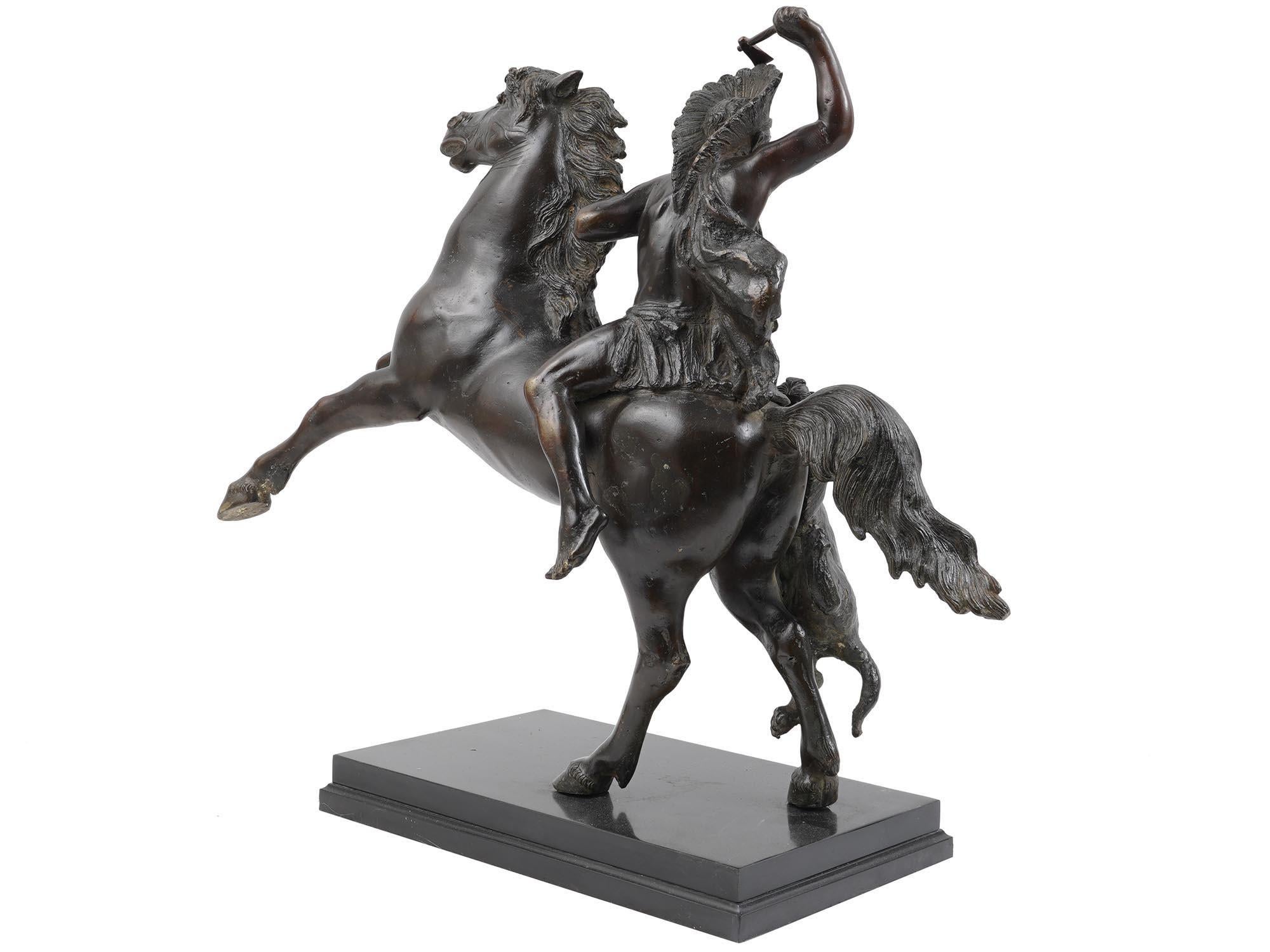 Grande figurine en bronze représentant un Indien d'Amérique à cheval brandissant une hache, se défendant contre l'attaque d'un puma ou d'une panthère.  Non signée.  Monté sur un socle en marbre noir.