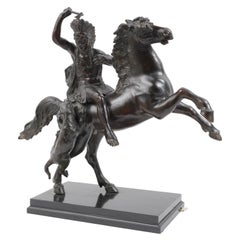 Bronzeskulptur eines amerikanischen Indianers, der sich gegen einen Berglöwen kämpft