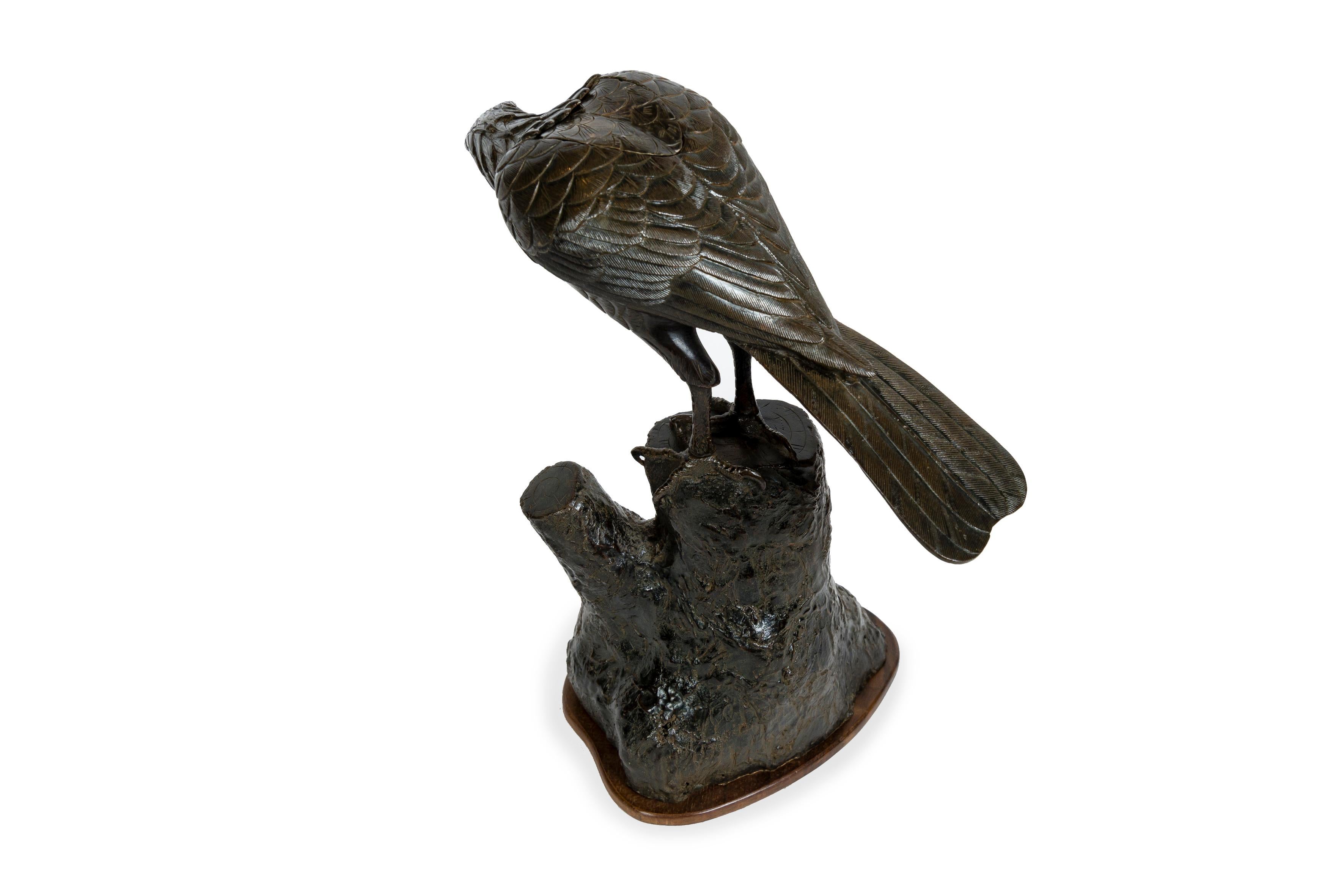 Scultura in bronzo di un'aquila su un ceppo d'albero, da utilizzare come incensiere in vendita 2