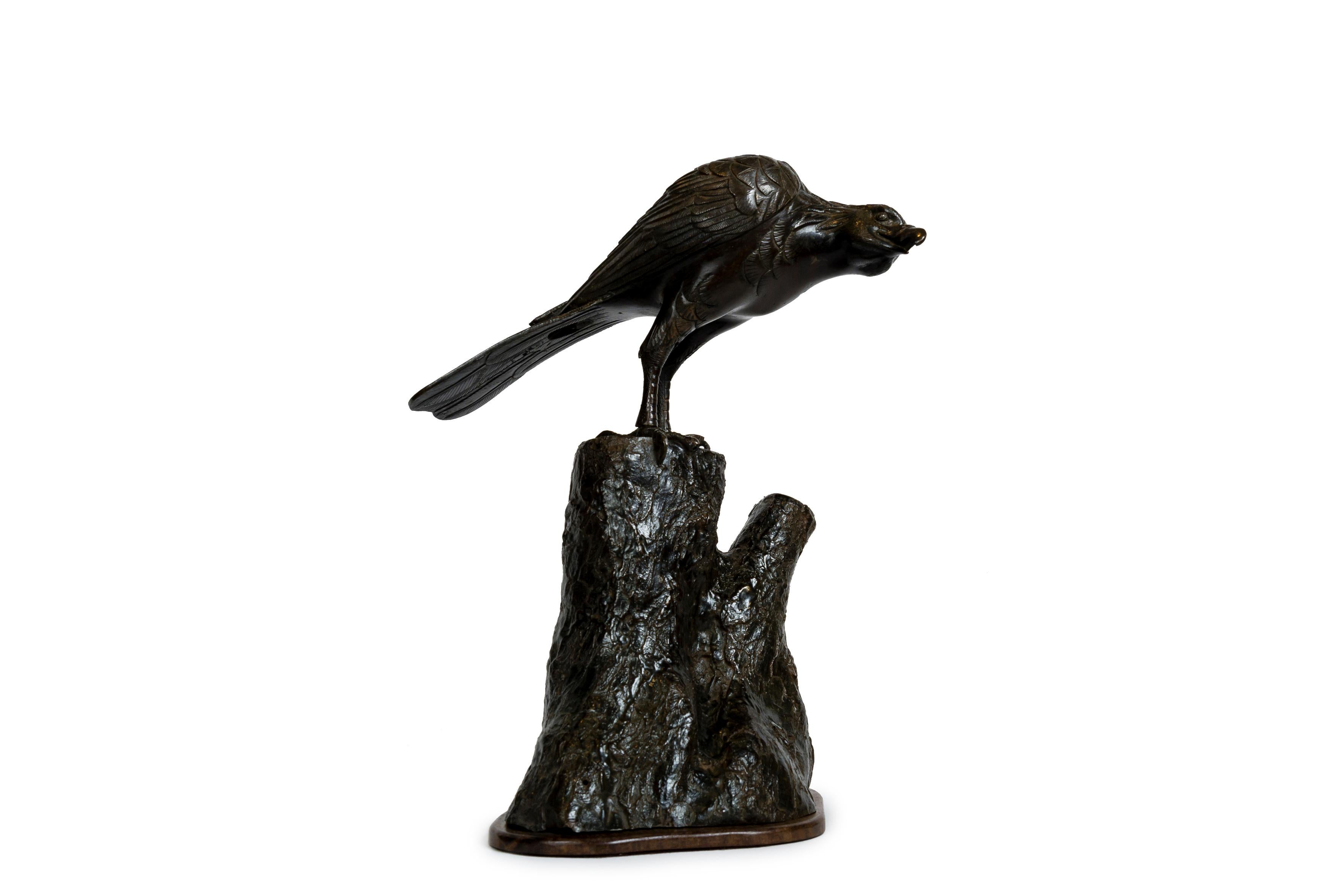 Questa scultura in bronzo rappresenta un'aquila reale che si trova in cima a un ceppo d'albero. Il corpo e il moncone sono stati realizzati separatamente e montati, con il passaggio proprio sopra l'artiglio del rapace. Entrambi sono realizzati con