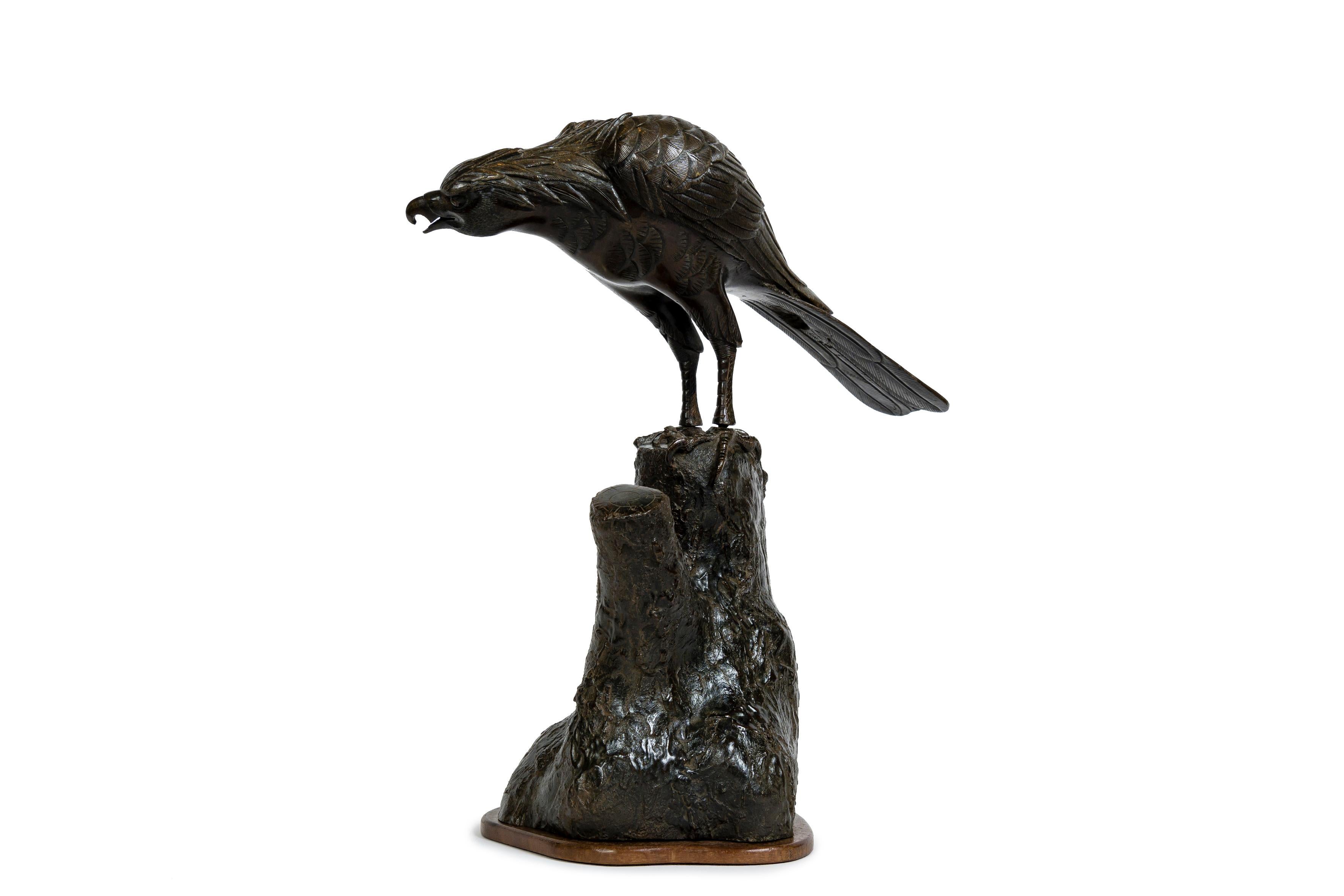Giapponese Scultura in bronzo di un'aquila su un ceppo d'albero, da utilizzare come incensiere in vendita