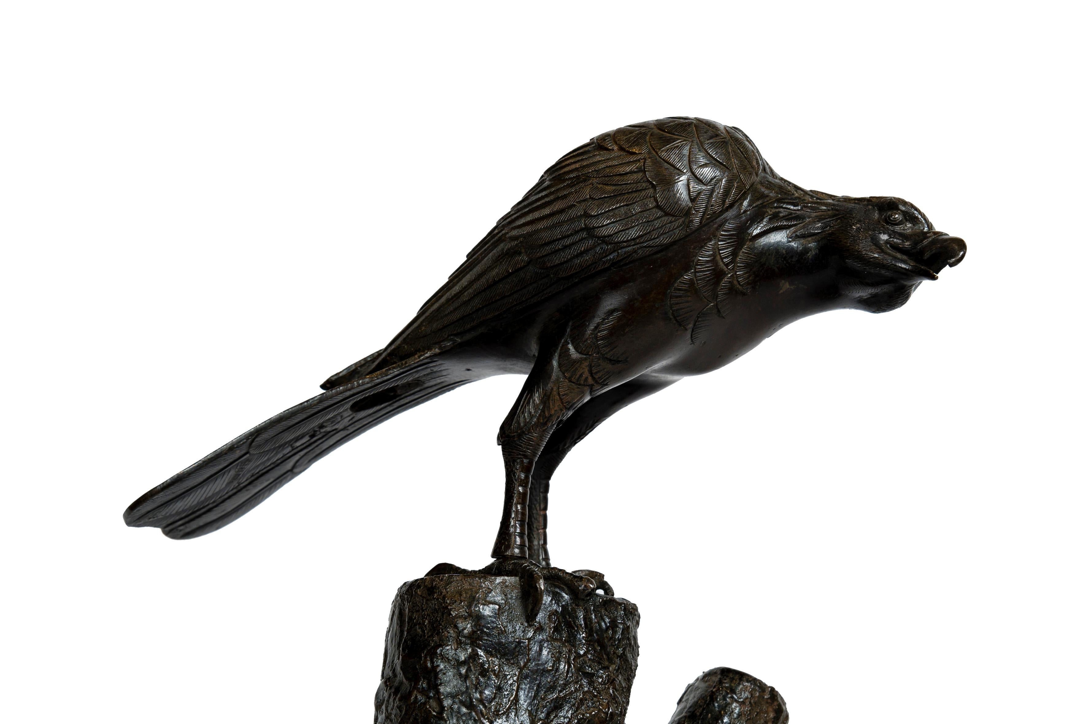 XIX secolo Scultura in bronzo di un'aquila su un ceppo d'albero, da utilizzare come incensiere in vendita