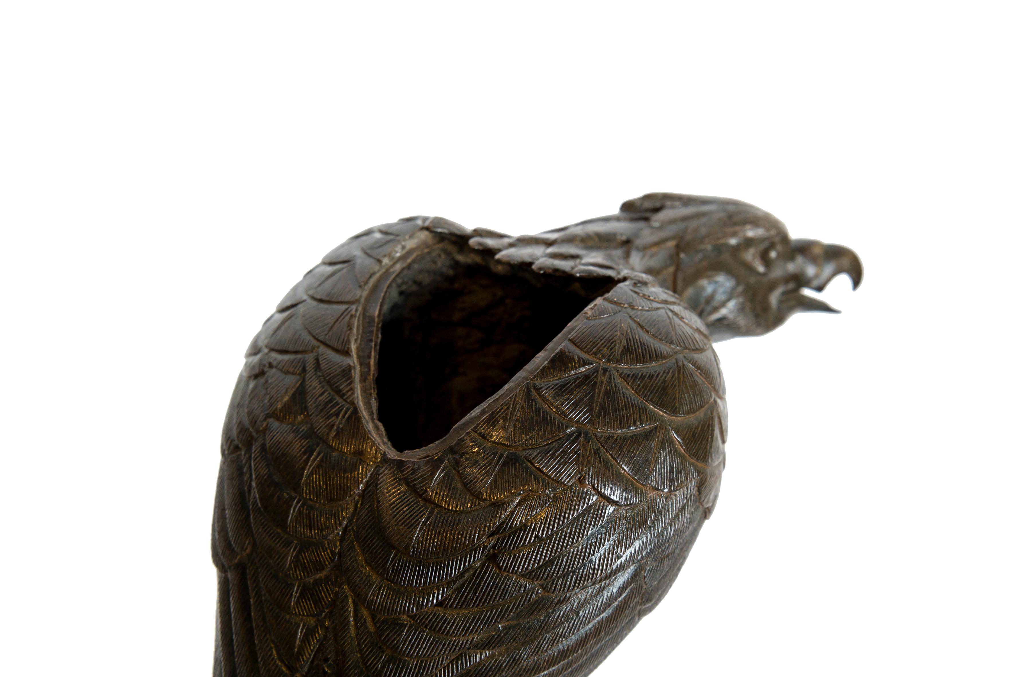 Scultura in bronzo di un'aquila su un ceppo d'albero, da utilizzare come incensiere in vendita 1